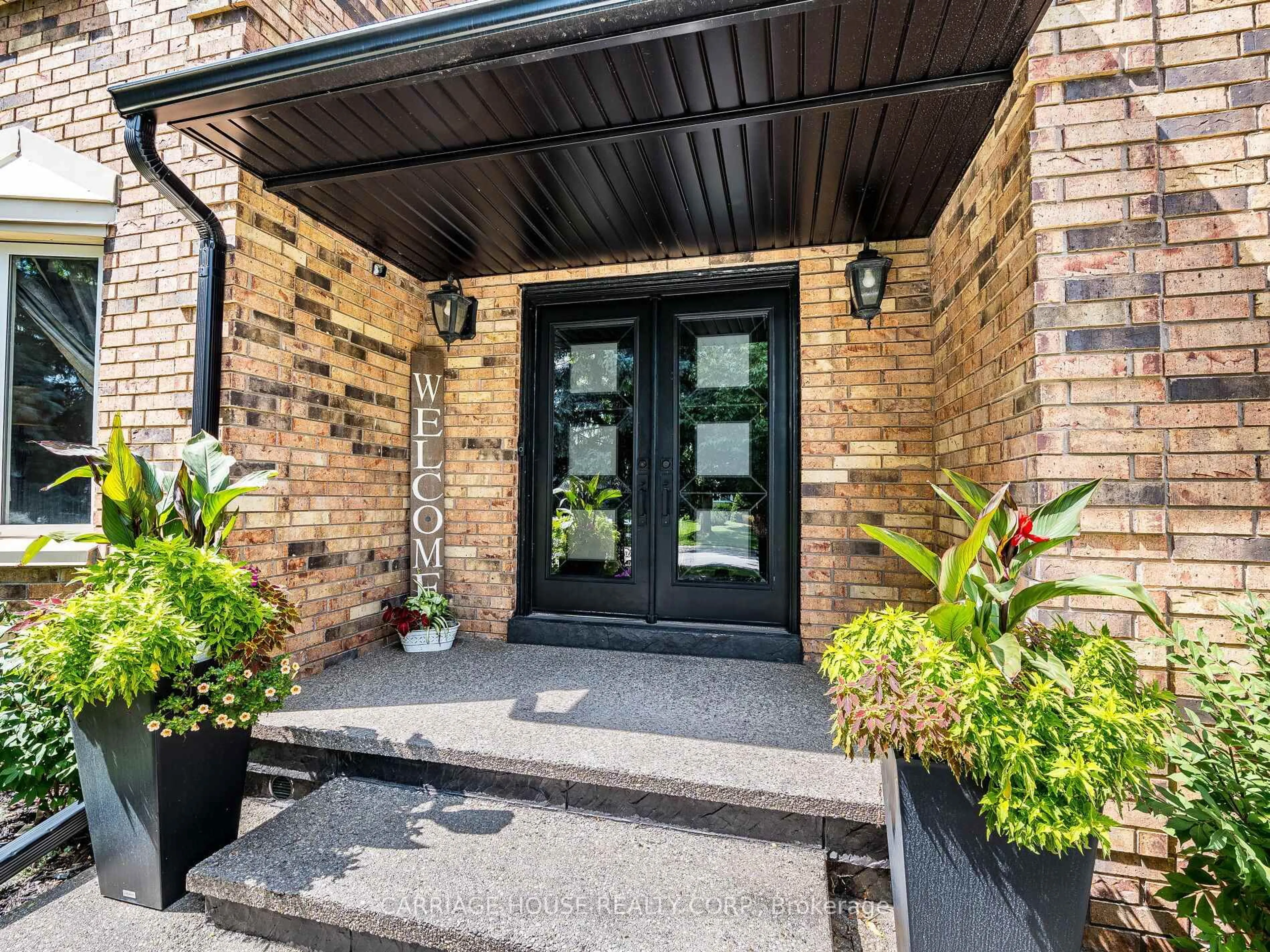 Indoor entryway for 16 Stowe Crt, Brampton Ontario L6Z 4C5