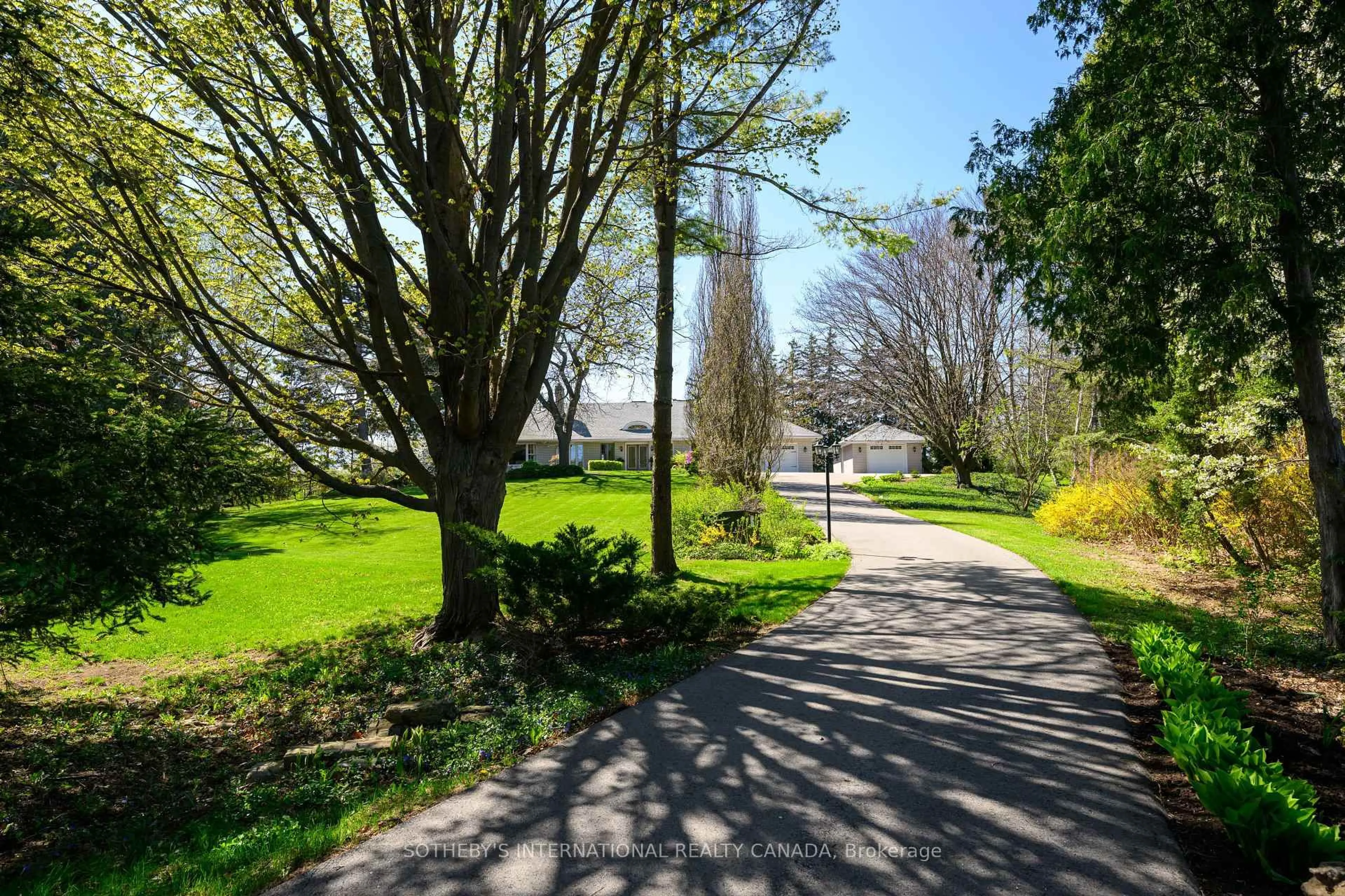 A pic from outside/outdoor area/front of a property/back of a property/a pic from drone, street for 2501 1 Sideroad, Burlington Ontario L7P 0S4