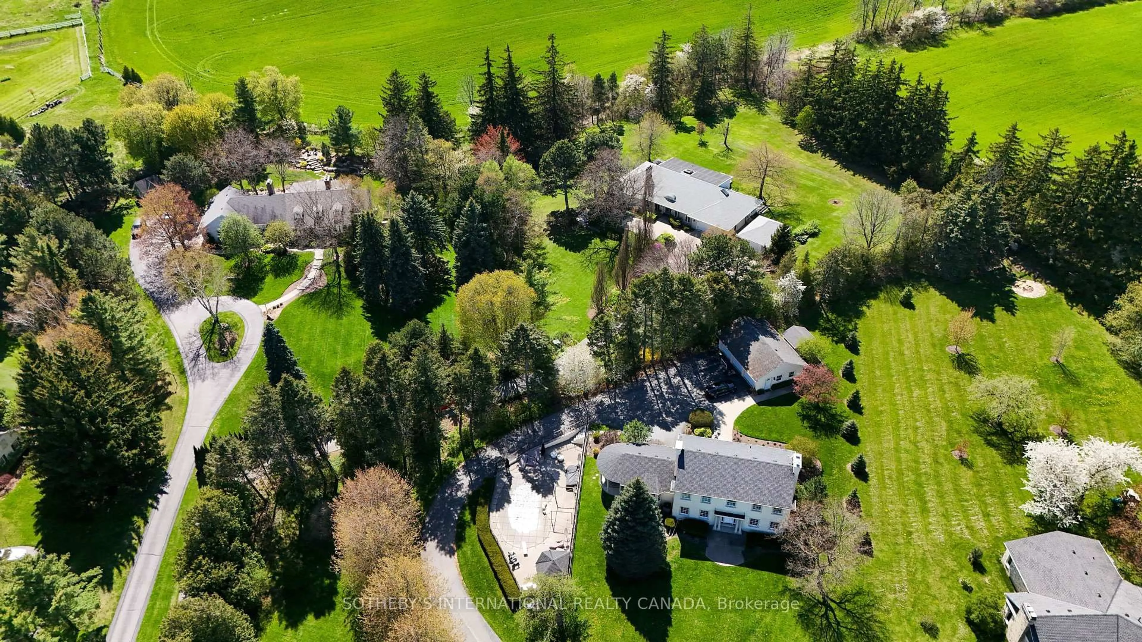 A pic from outside/outdoor area/front of a property/back of a property/a pic from drone, street for 2501 1 Sideroad, Burlington Ontario L7P 0S4