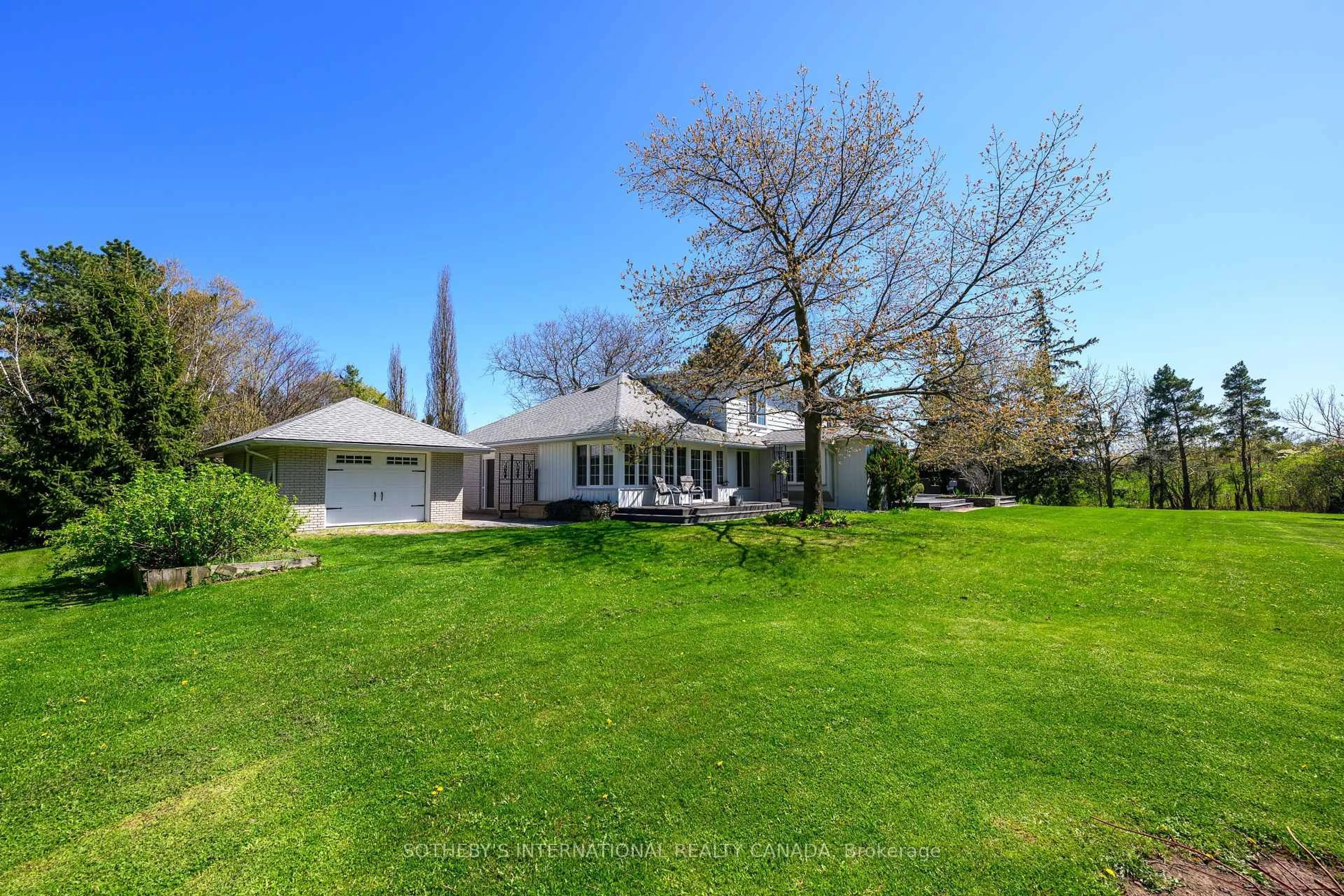 A pic from outside/outdoor area/front of a property/back of a property/a pic from drone, unknown for 2501 1 Sideroad, Burlington Ontario L7P 0S4