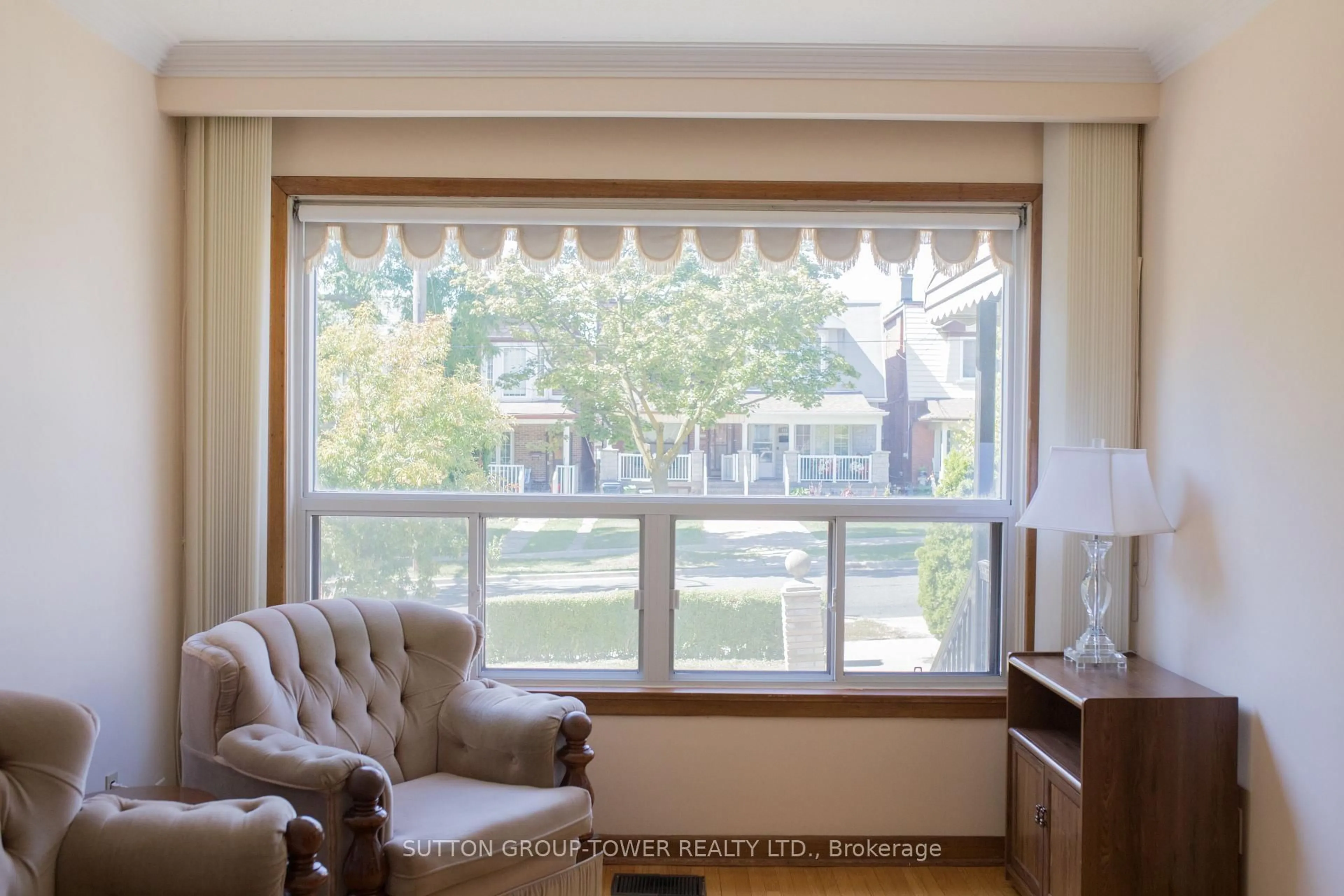 Living room with furniture, unknown for 107 Caledonia Rd, Toronto Ontario M6E 4S8