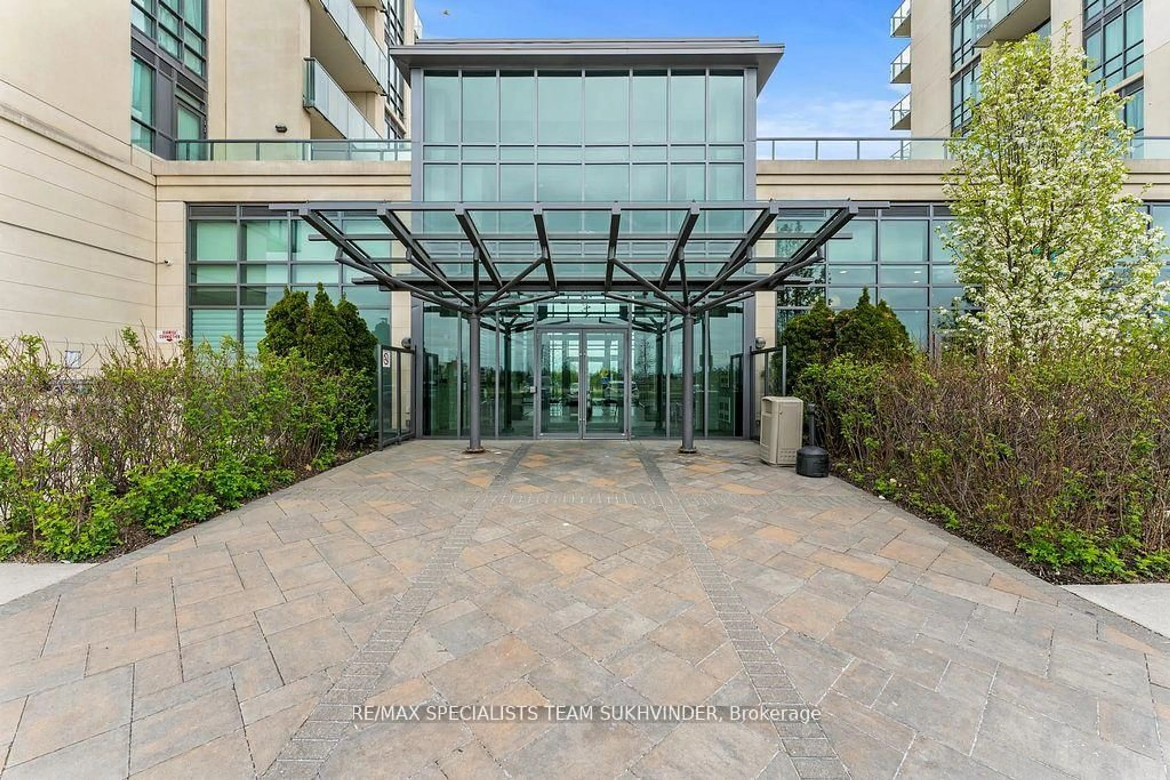 Indoor foyer for 55 Yorkland Blvd #107, Brampton Ontario L6P 4K9