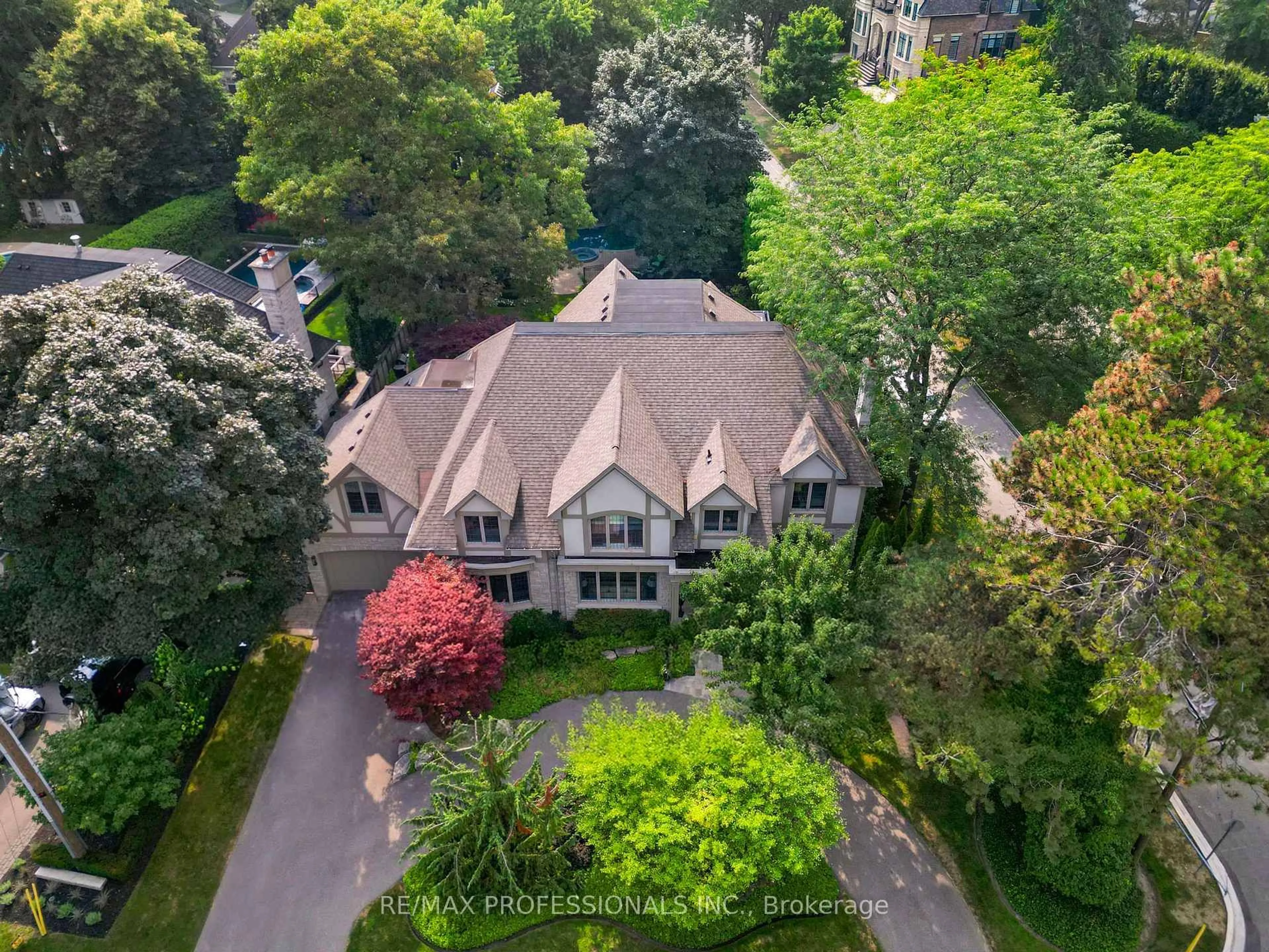 A pic from outside/outdoor area/front of a property/back of a property/a pic from drone, street for 40 Edgehill Rd, Toronto Ontario M9A 4N4