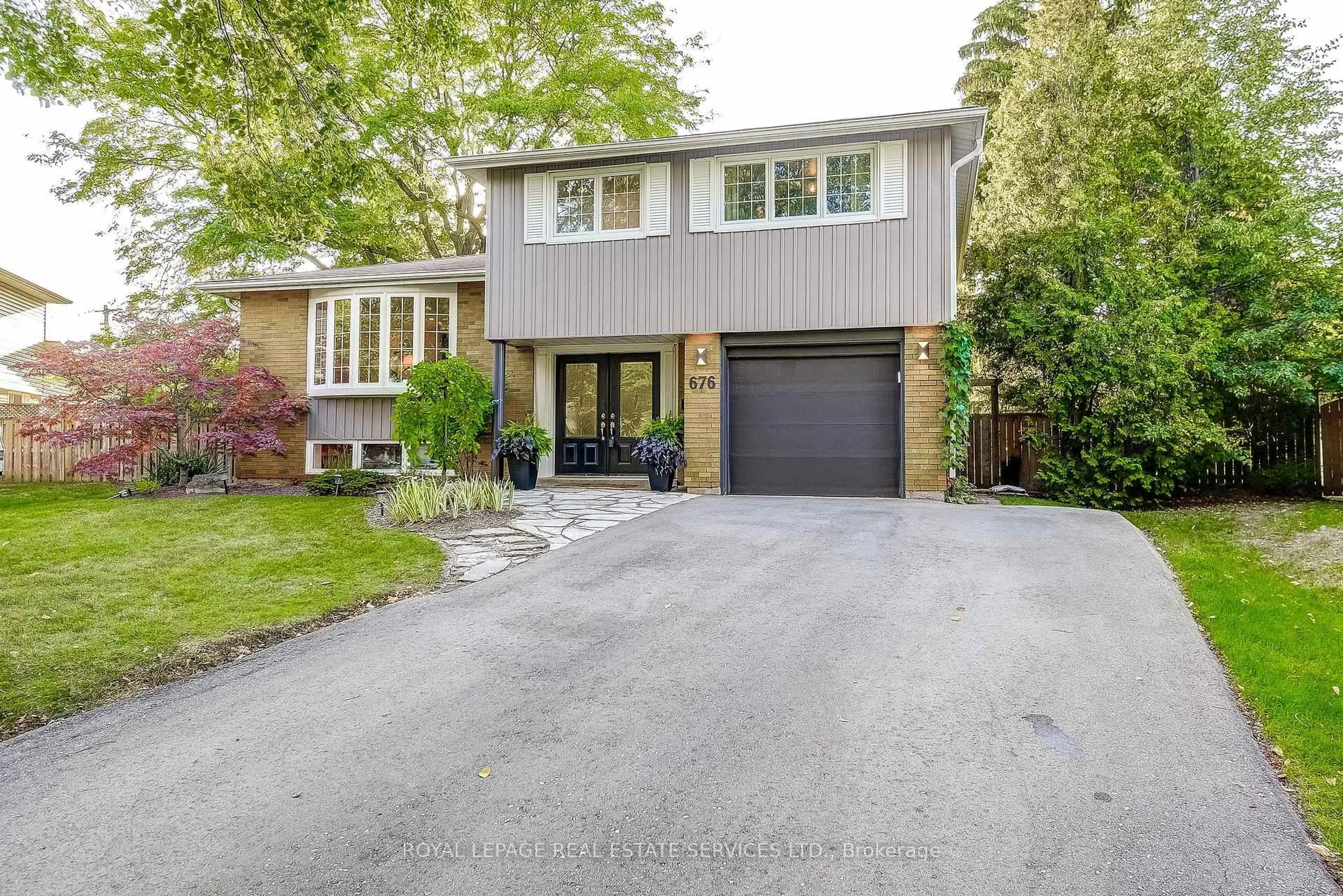Home with brick exterior material, street for 676 Meadow Lane, Burlington Ontario L7L 4R8