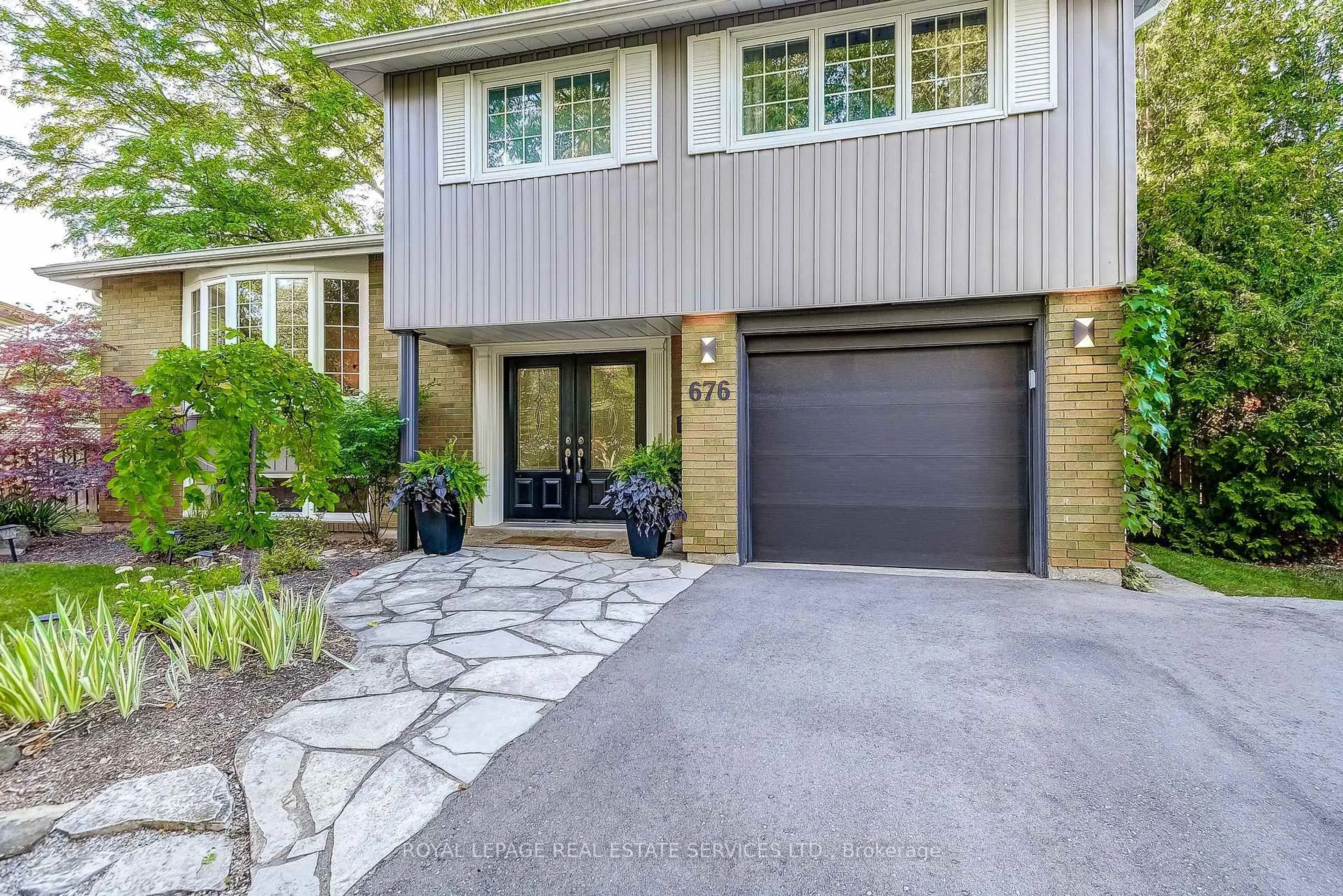 Home with brick exterior material, street for 676 Meadow Lane, Burlington Ontario L7L 4R8
