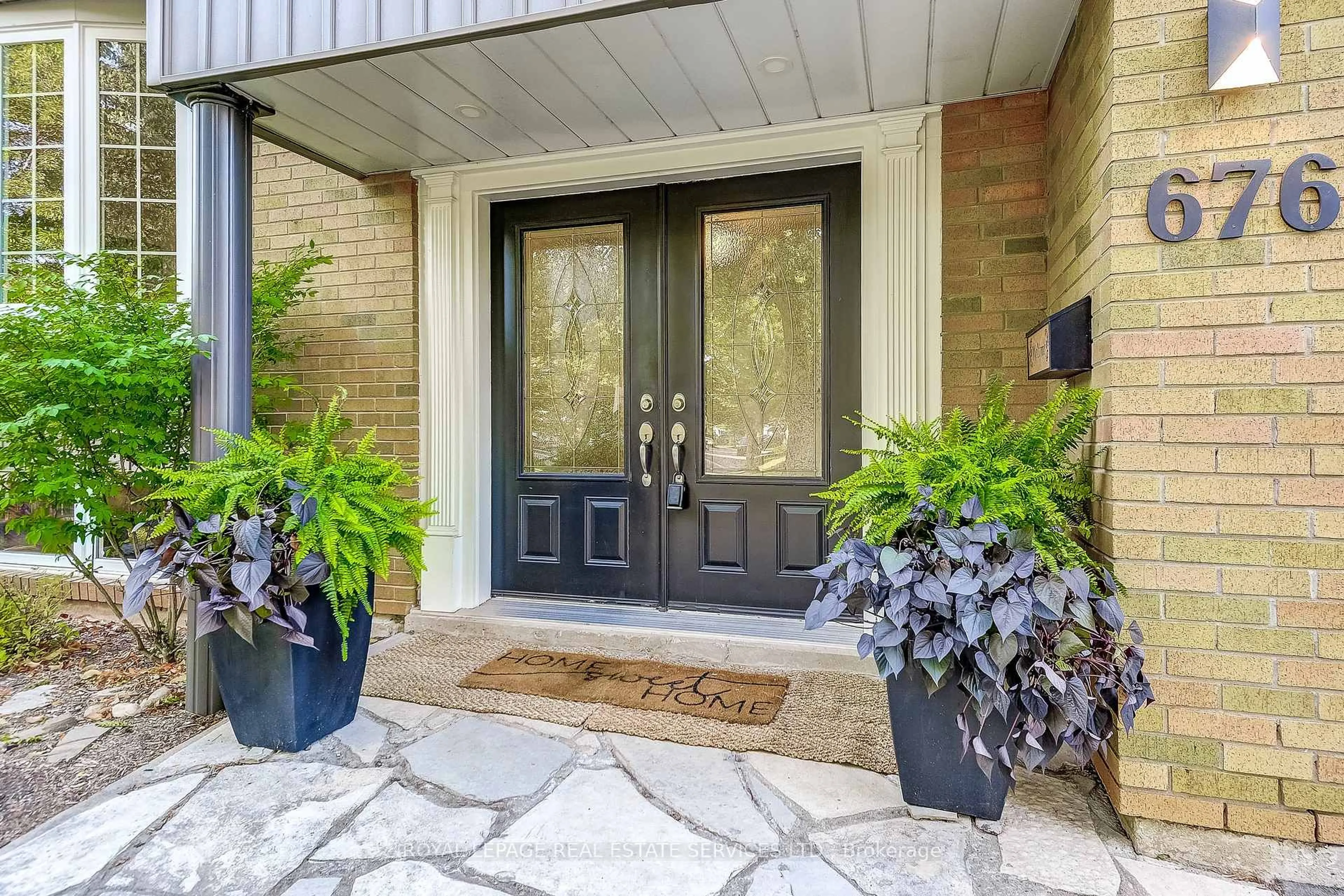 Indoor entryway for 676 Meadow Lane, Burlington Ontario L7L 4R8