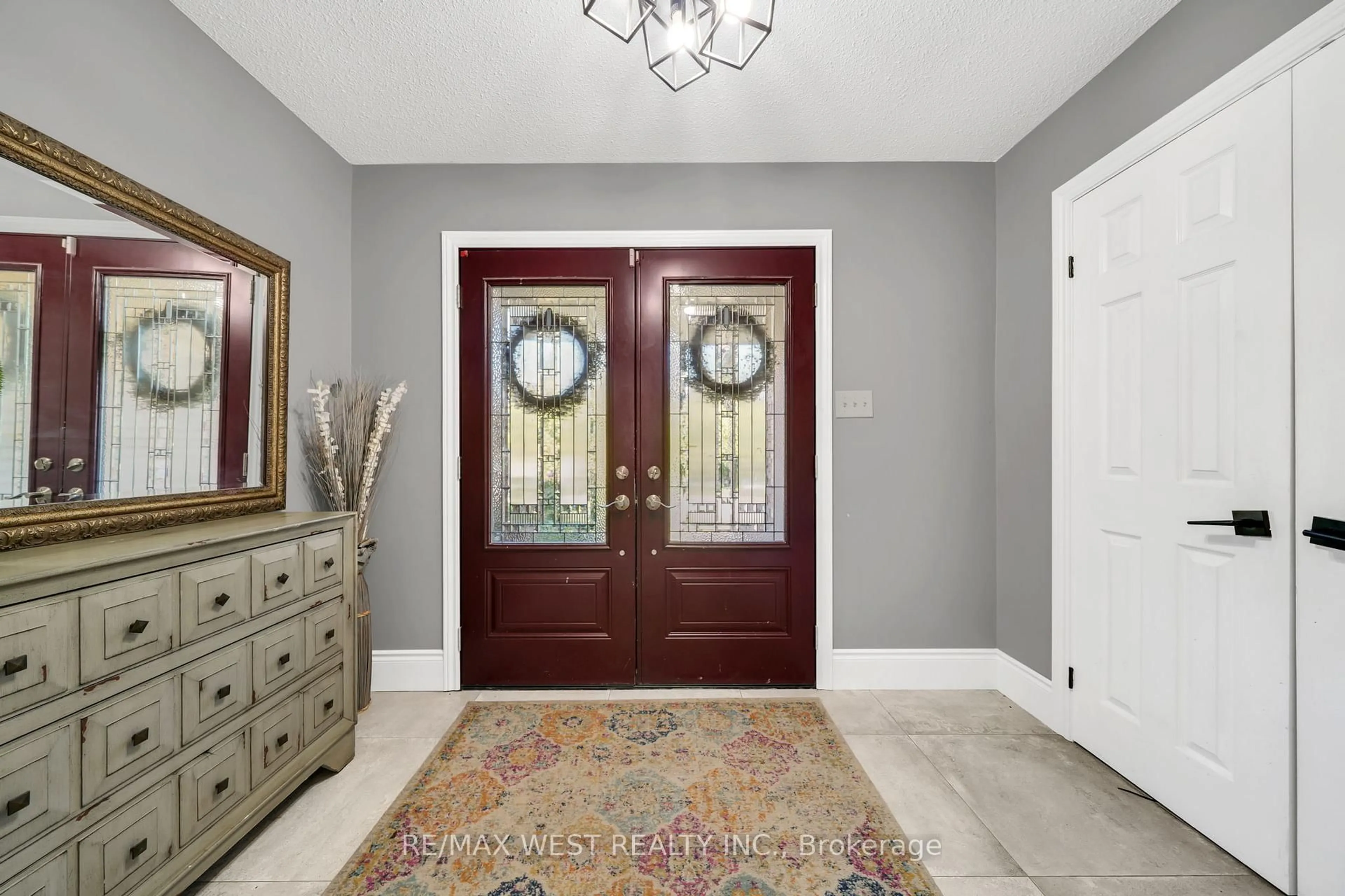 Indoor entryway for 216 Kensington Pl, Orangeville Ontario L9W 4G7