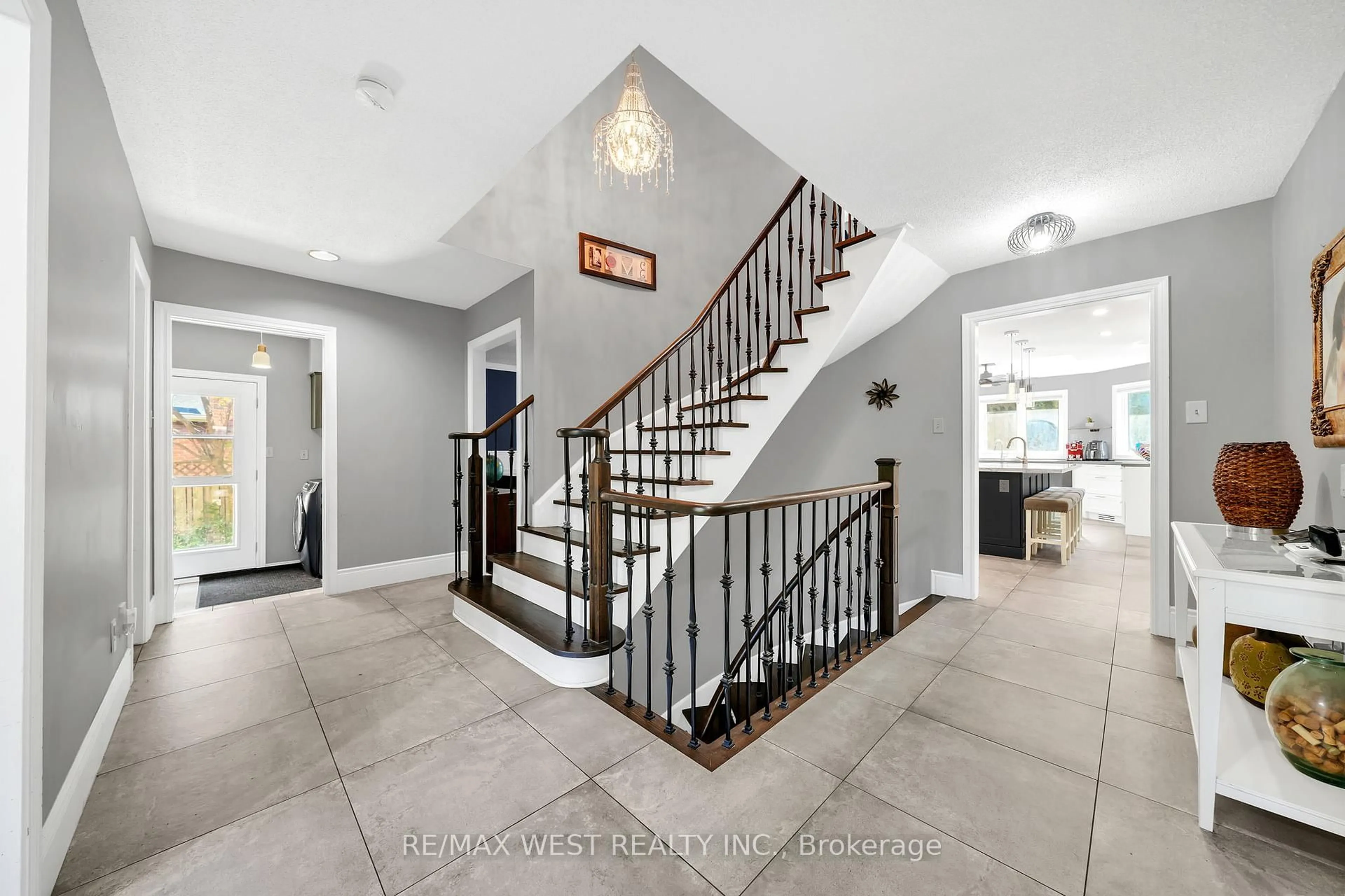 Indoor entryway for 216 Kensington Pl, Orangeville Ontario L9W 4G7