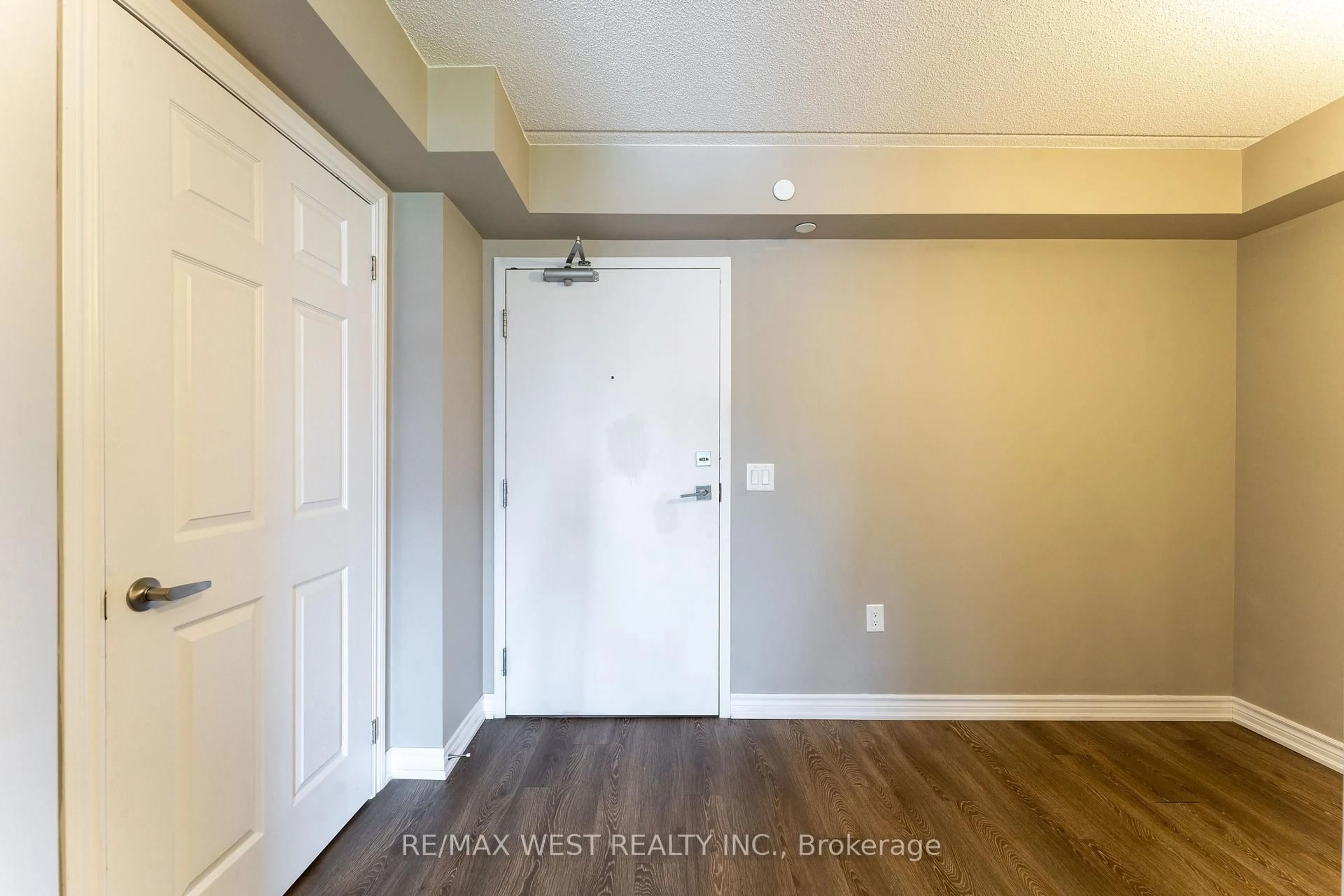 Indoor entryway for 716 Main St St #910, Milton Ontario L9T 3P6