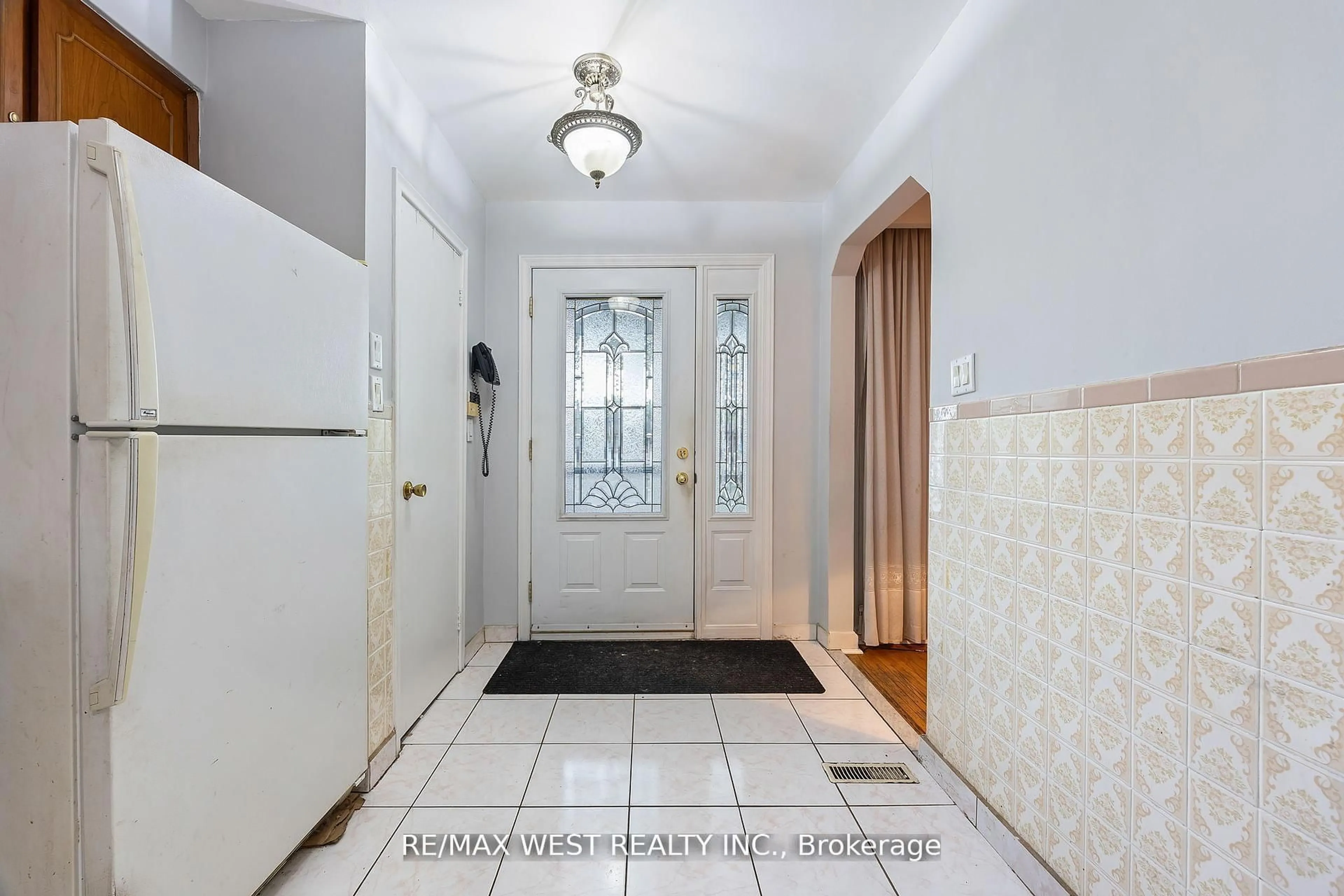 Indoor entryway for 47 Brawley Ave, Toronto Ontario M8Z 4Z5