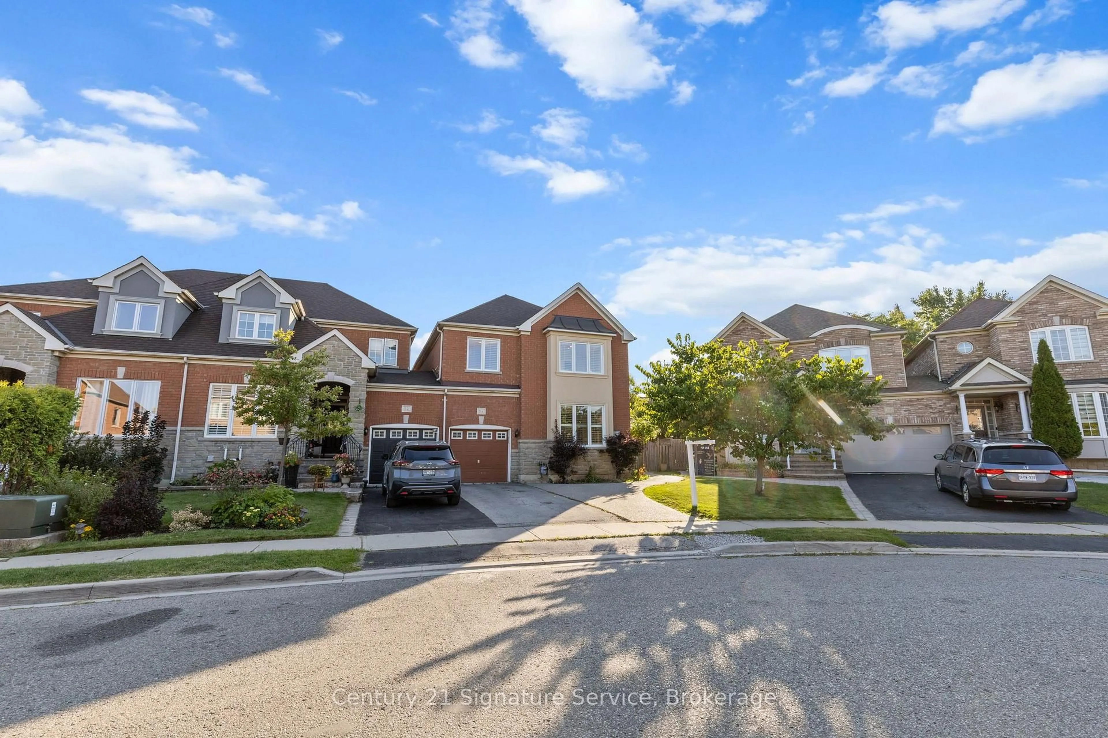 A pic from outside/outdoor area/front of a property/back of a property/a pic from drone, street for 54 Millhouse Mews, Brampton Ontario L6Y 5J8