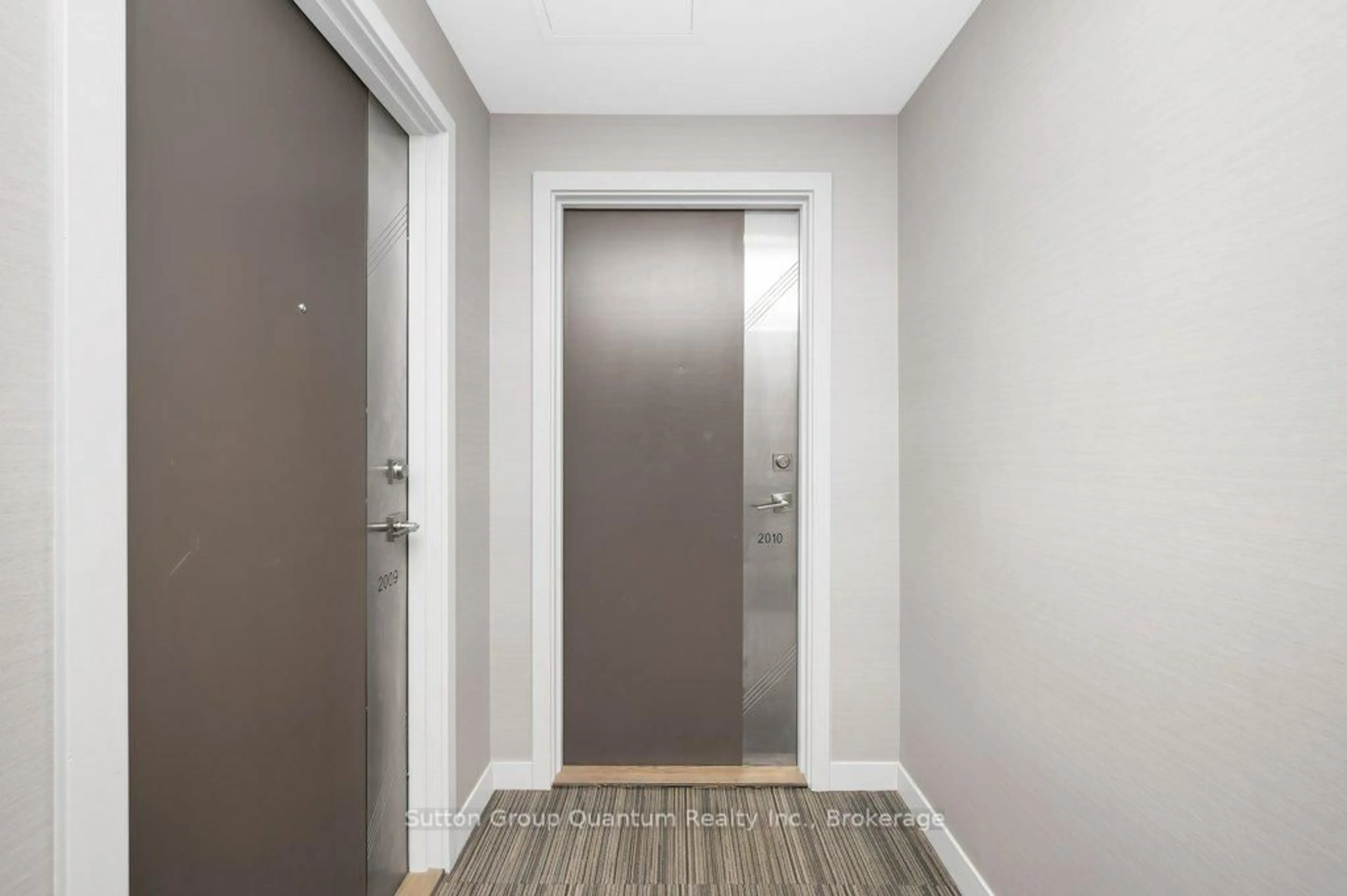 Indoor entryway for 2093 Fairview St #2010, Burlington Ontario L7R 0E6