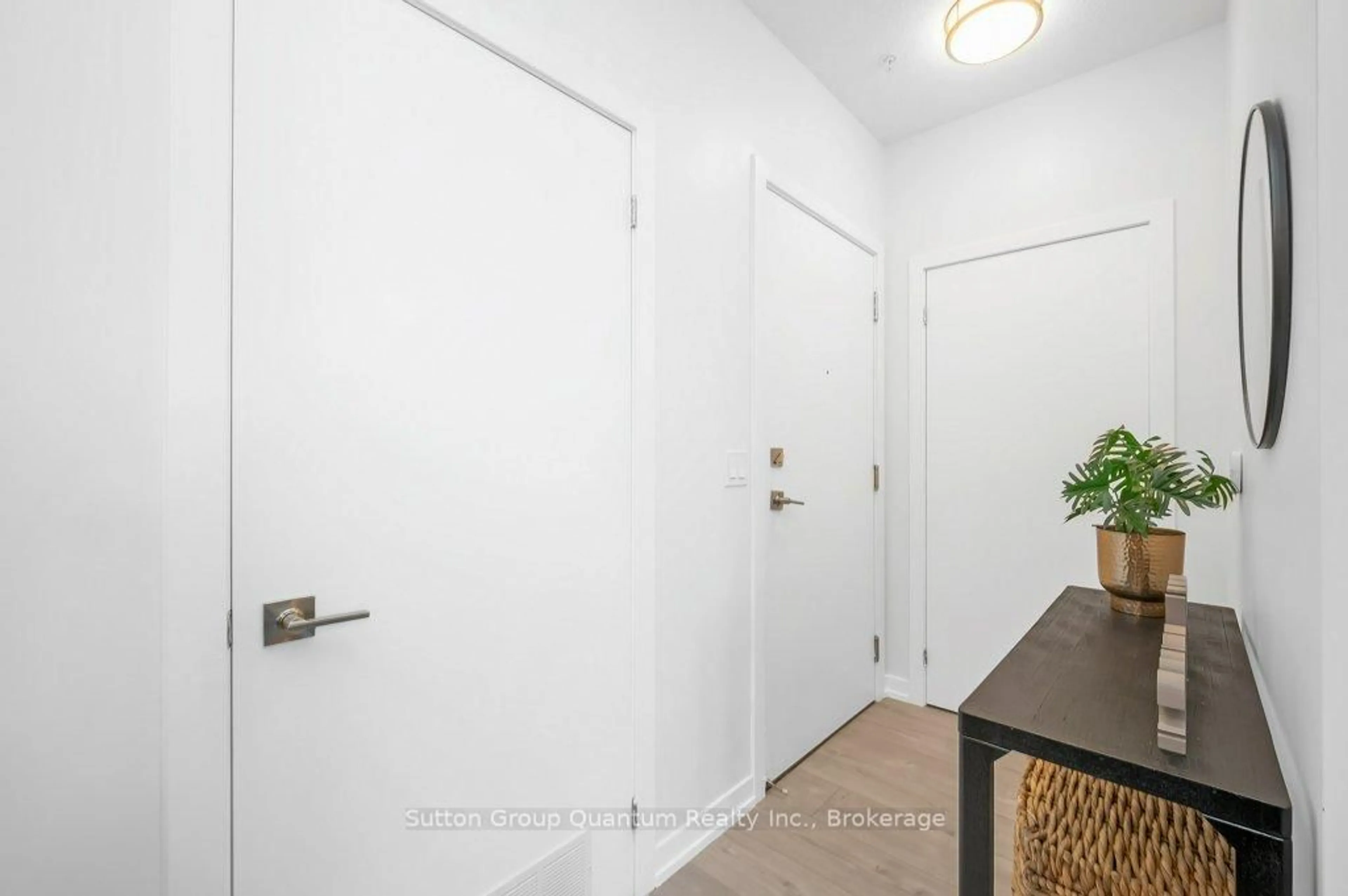 Indoor entryway for 2093 Fairview St #2010, Burlington Ontario L7R 0E6