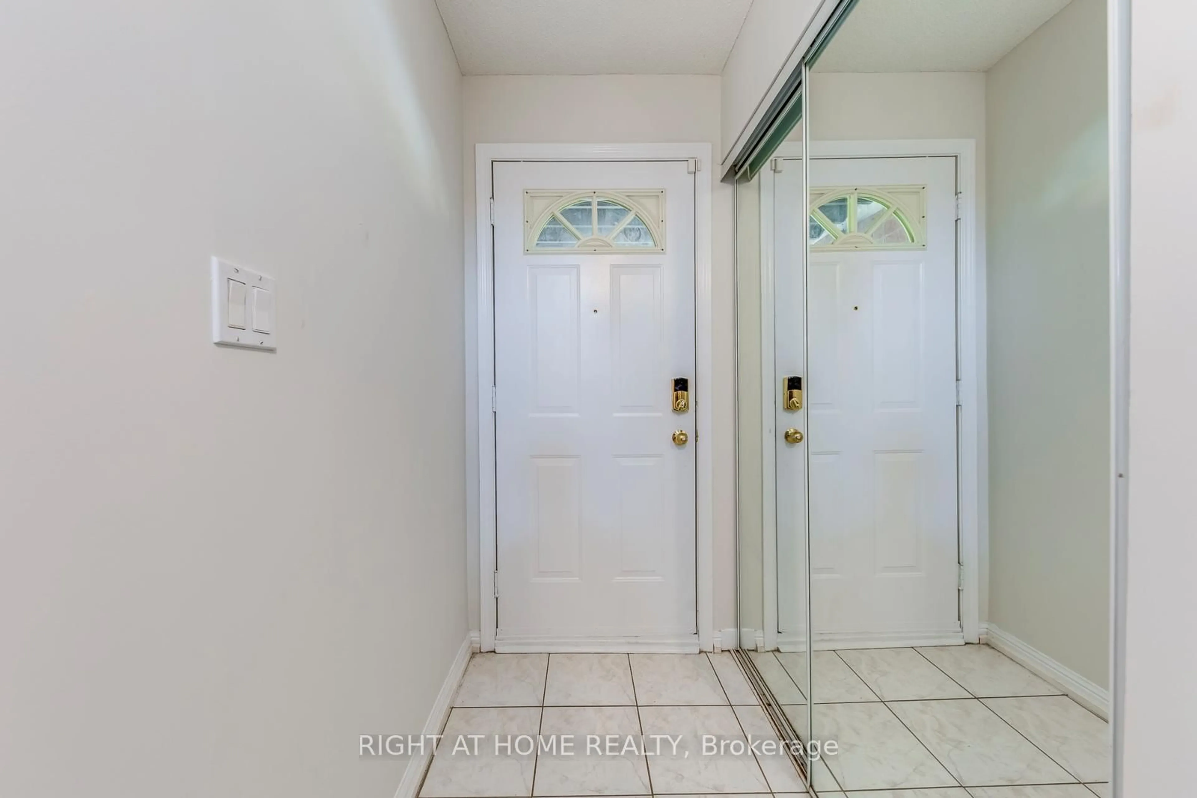 Indoor entryway for 4991 Rathkeale Rd #14, Mississauga Ontario L5V 2G9