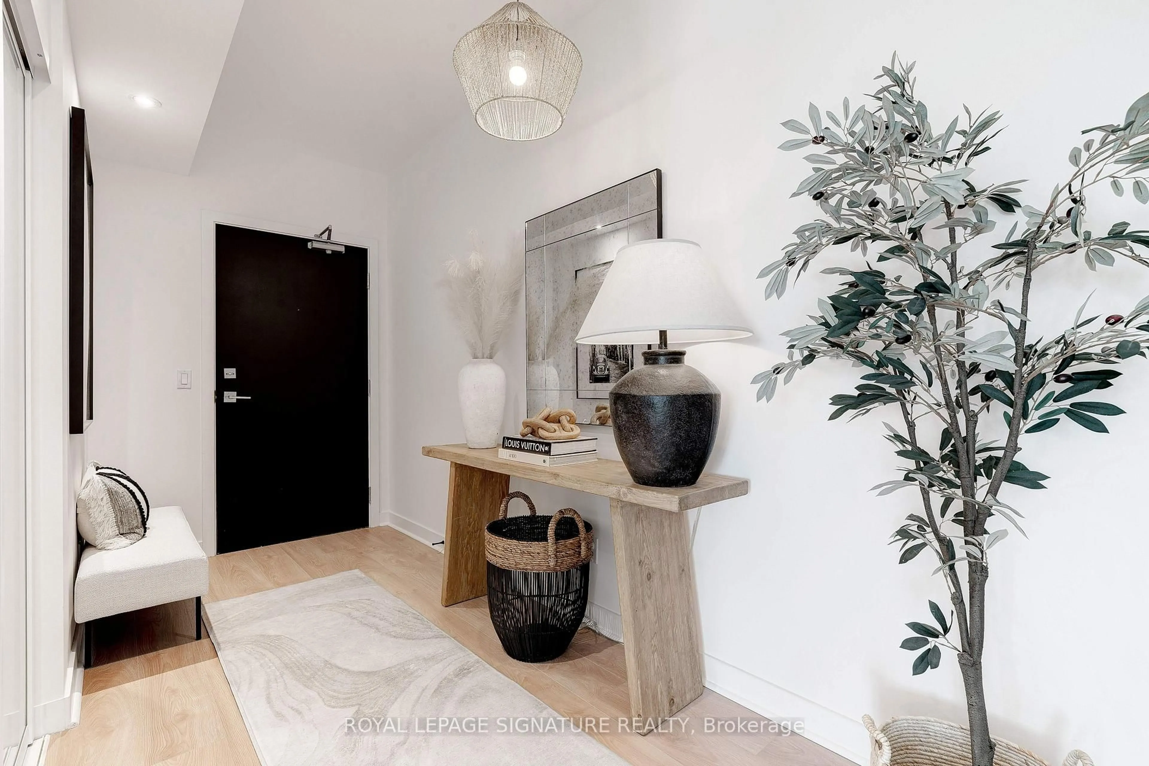 Indoor entryway for 1119 Cooke Blvd #B630, Burlington Ontario L7T 0C7