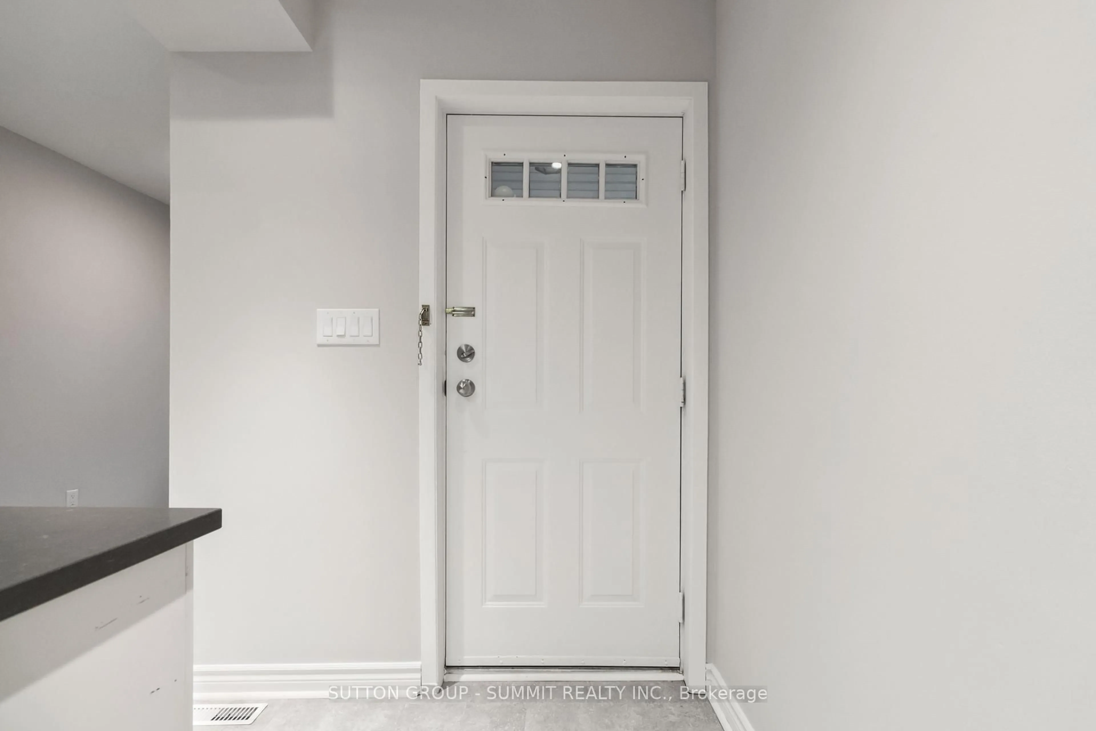 Indoor entryway for 2155 South Millway #46, Mississauga Ontario L5L 3S1