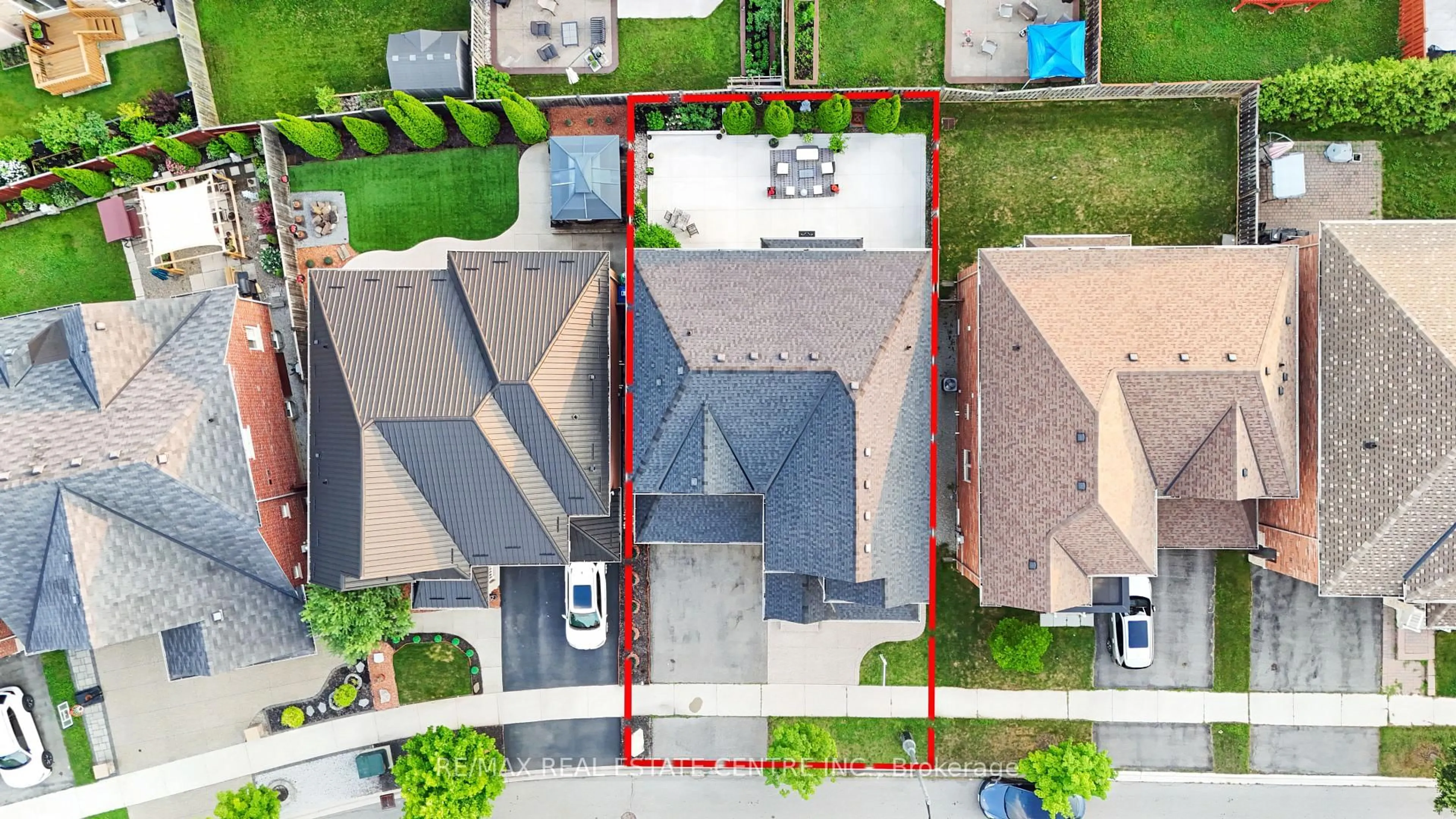A pic from outside/outdoor area/front of a property/back of a property/a pic from drone, street for 5370 Mallory Rd, Mississauga Ontario L5M 0J3