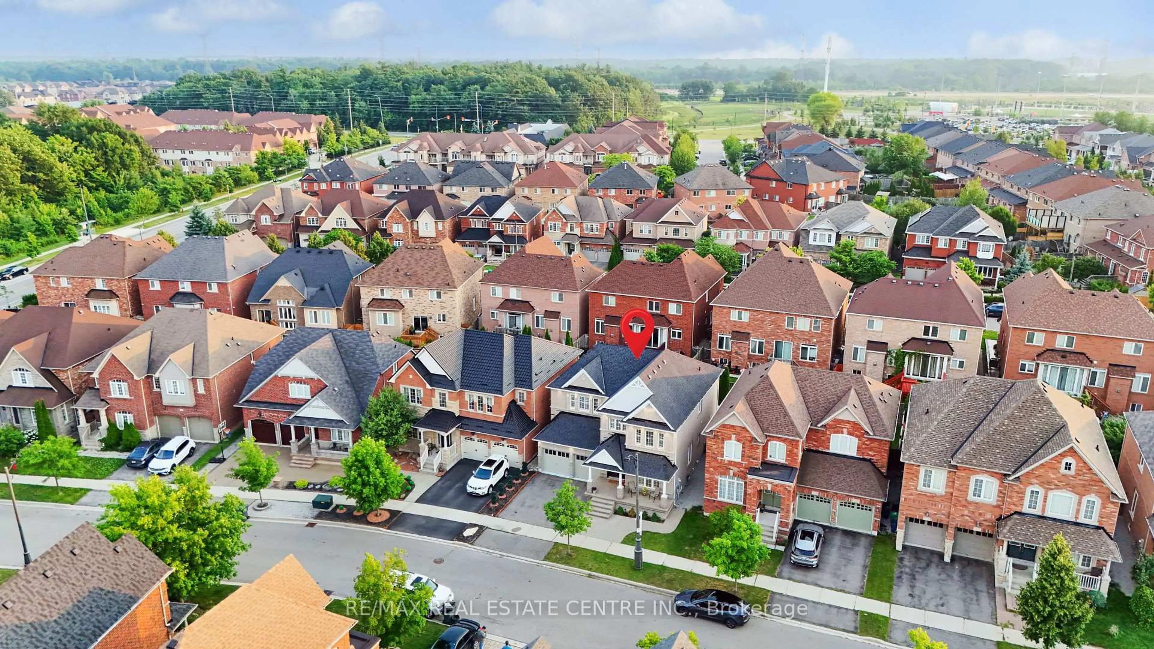 A pic from outside/outdoor area/front of a property/back of a property/a pic from drone, street for 5370 Mallory Rd, Mississauga Ontario L5M 0J3