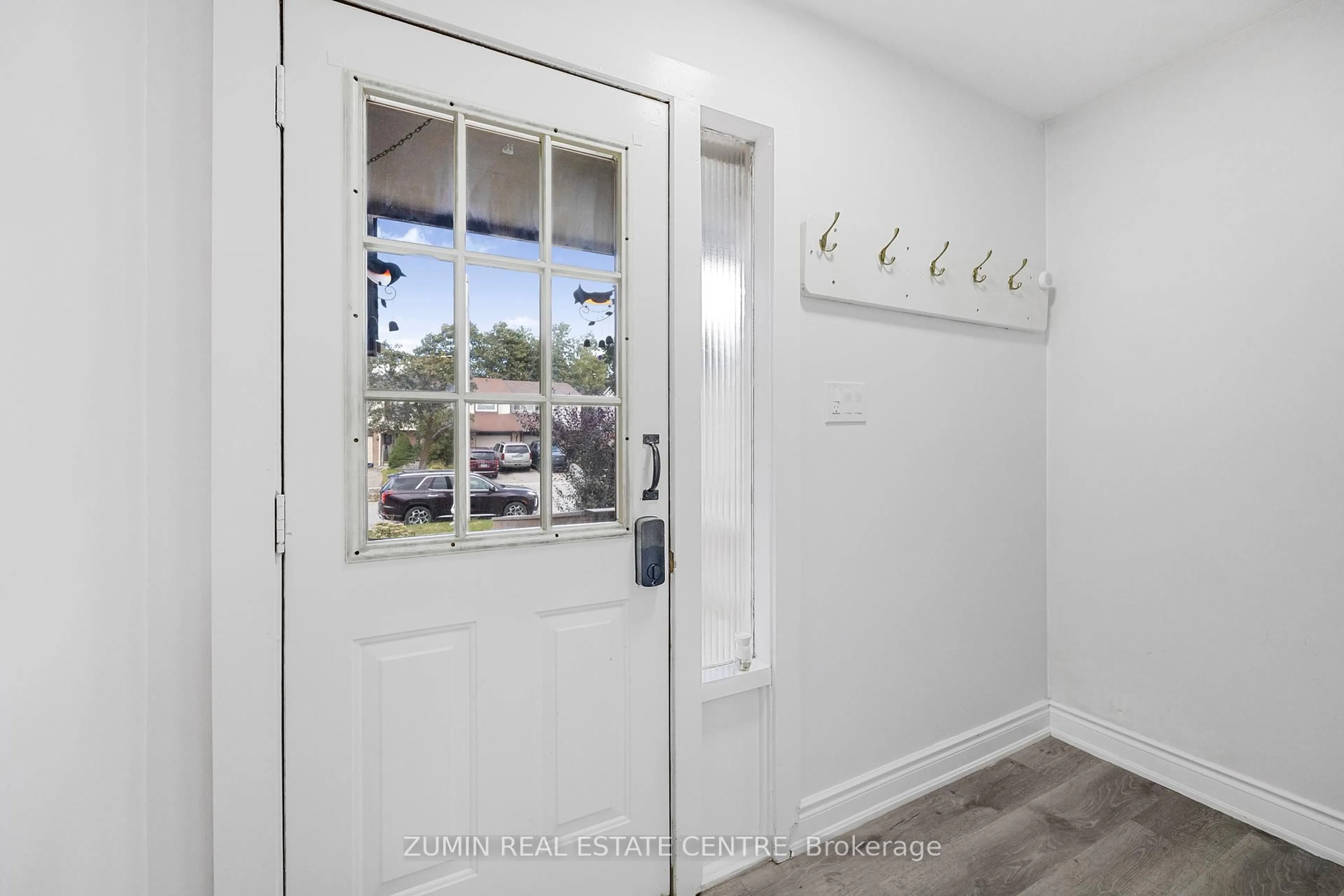 Indoor entryway for 14 Johanna Dr, Orangeville Ontario L9W 3S5