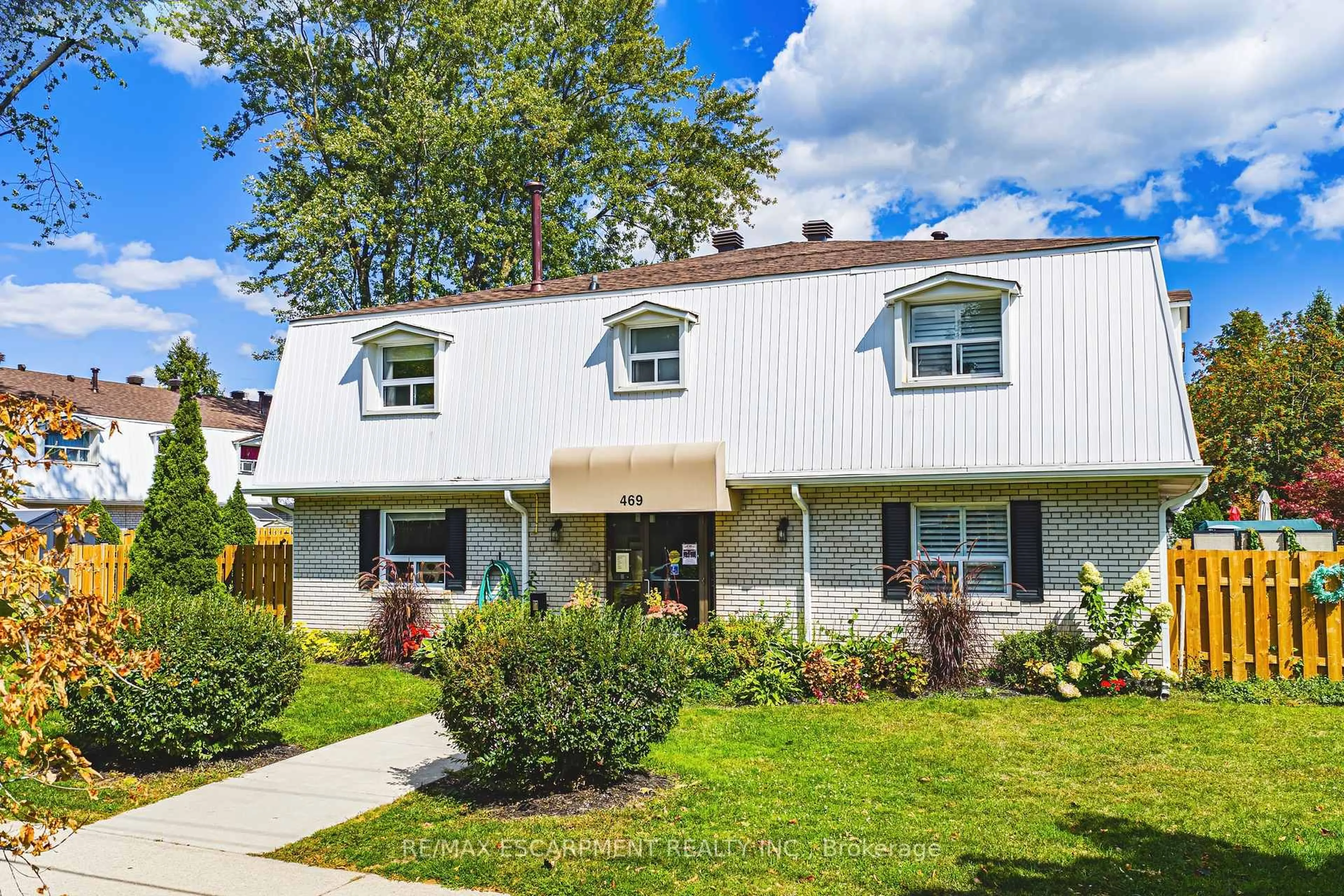 Home with vinyl exterior material, street for 469 Claridge Rd #1, Burlington Ontario L7N 2S1