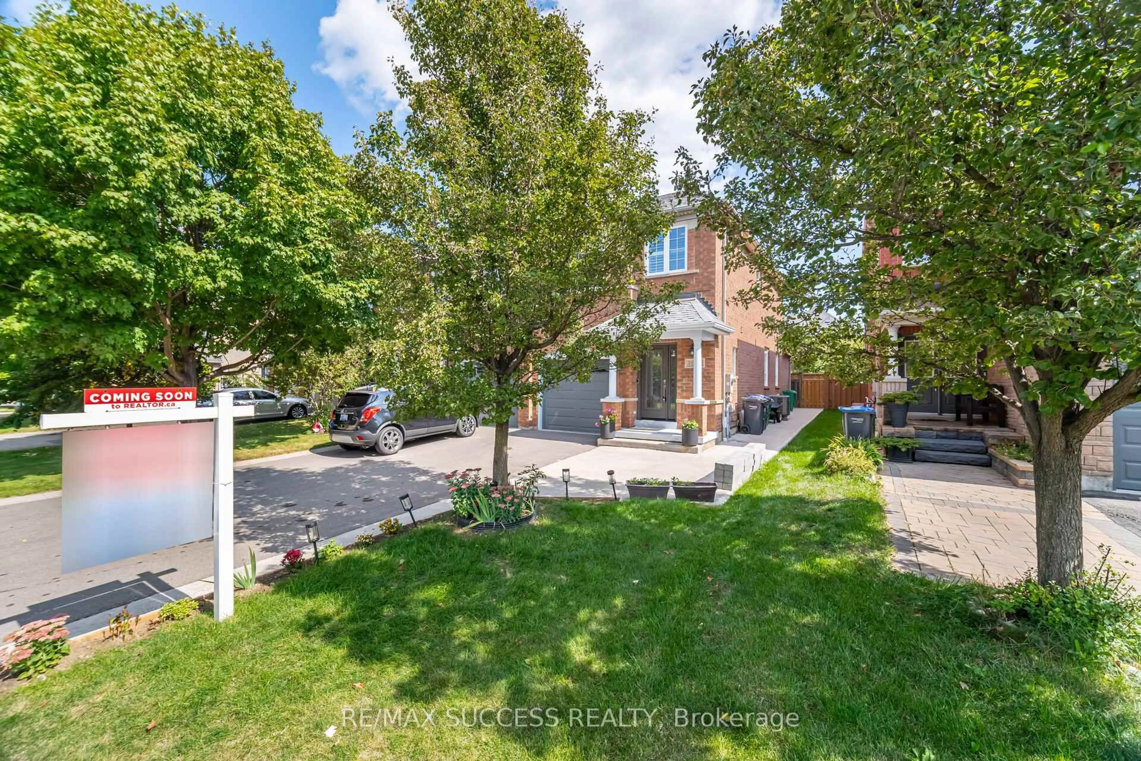 A pic from outside/outdoor area/front of a property/back of a property/a pic from drone, street for 3570 Southwick St, Mississauga Ontario L5M 7N8