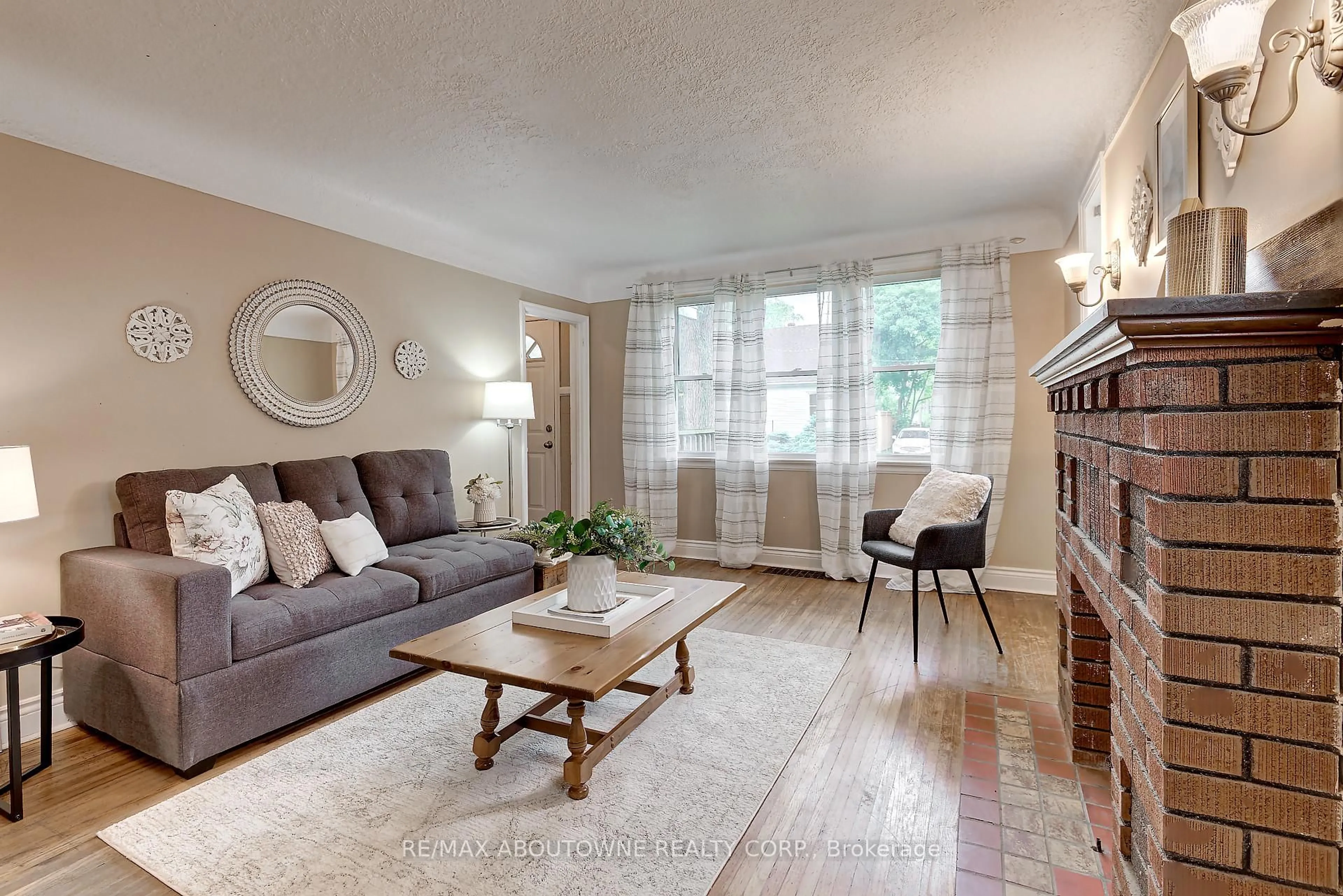 Living room with furniture, wood/laminate floor for 469 Woodland Ave, Burlington Ontario L7R 2S2