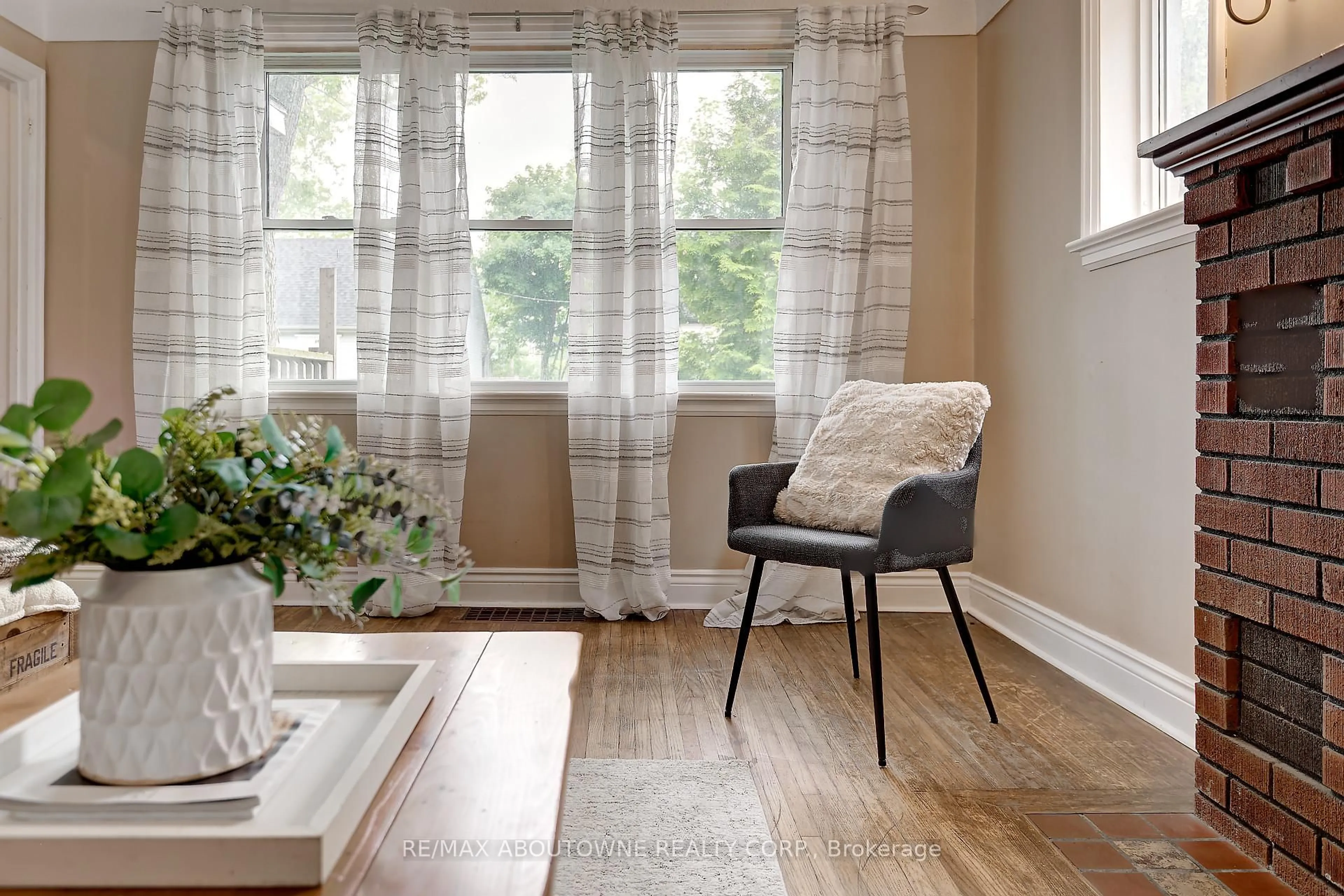 Living room with furniture, wood/laminate floor for 469 Woodland Ave, Burlington Ontario L7R 2S2