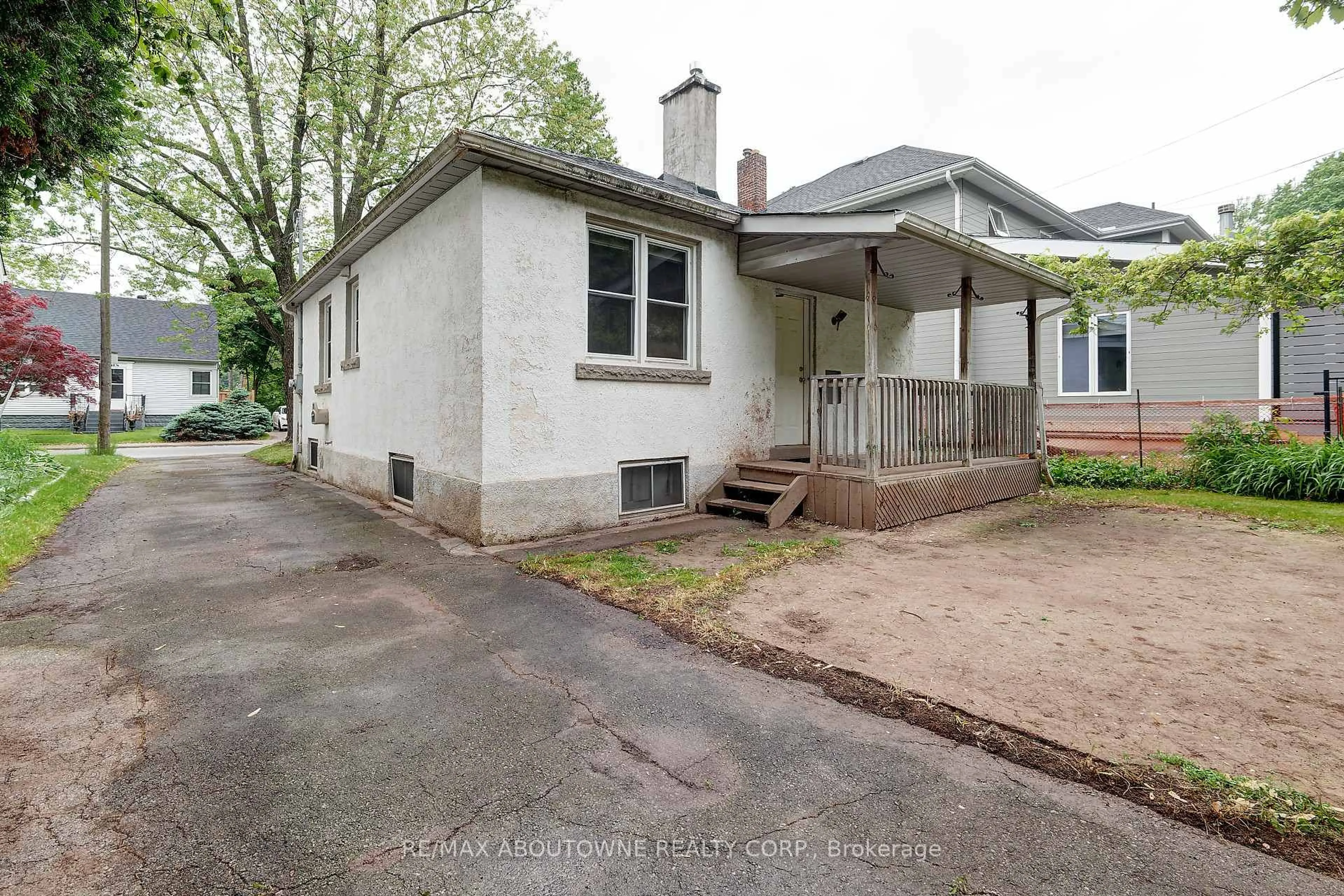 A pic from outside/outdoor area/front of a property/back of a property/a pic from drone, street for 469 Woodland Ave, Burlington Ontario L7R 2S2