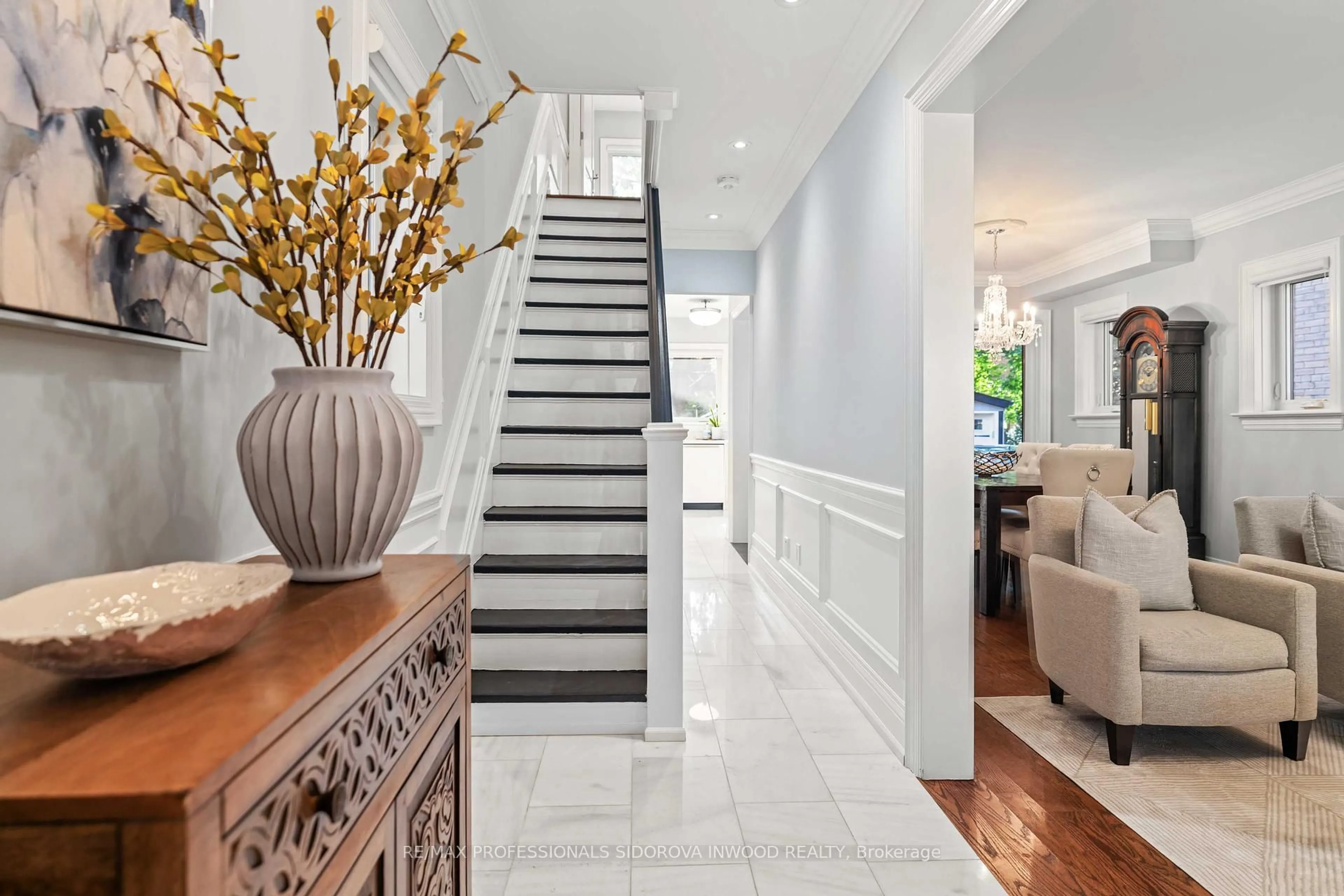 Indoor entryway for 470 Runnymede Rd, Toronto Ontario M6S 2Z2