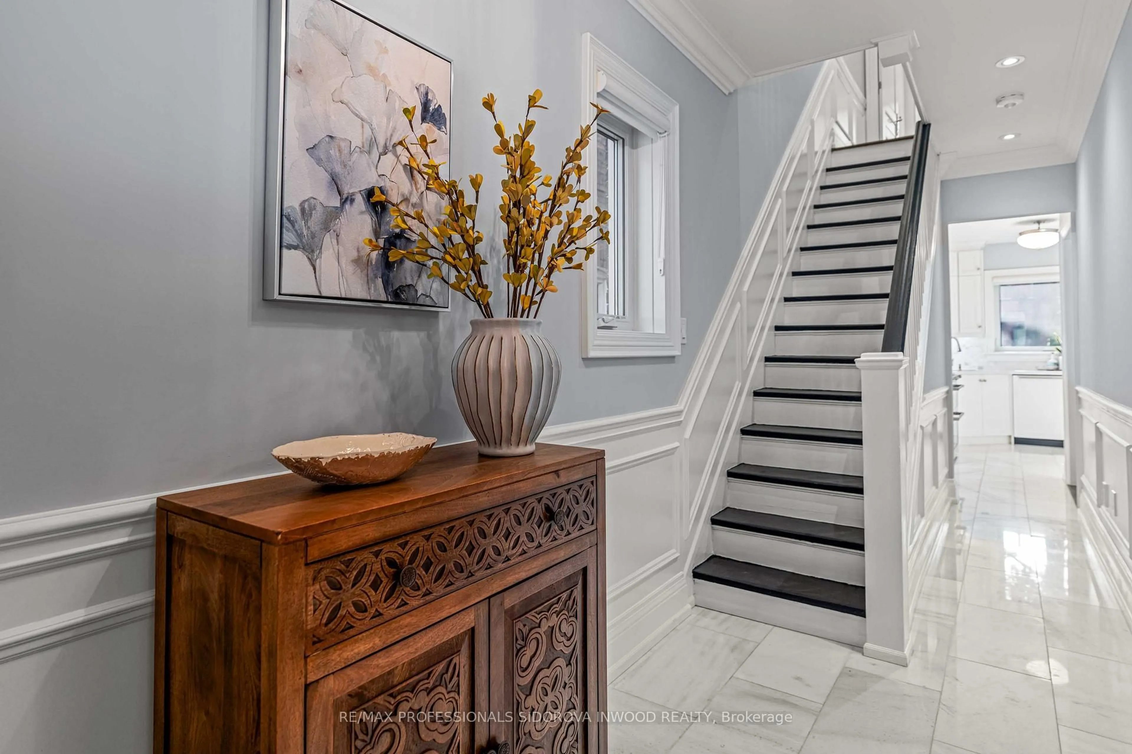 Indoor entryway for 470 Runnymede Rd, Toronto Ontario M6S 2Z2