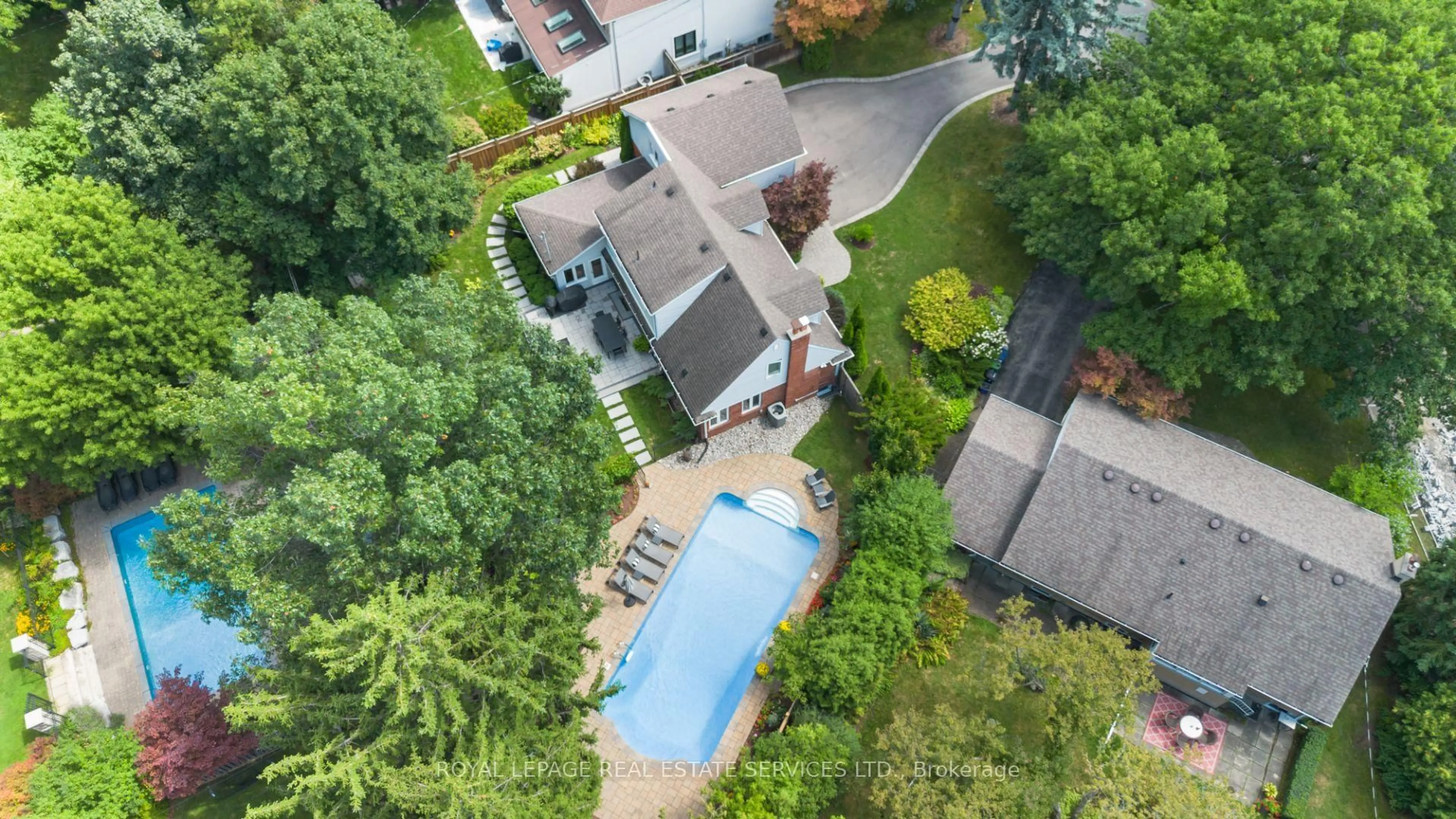 A pic from outside/outdoor area/front of a property/back of a property/a pic from drone, unknown for 70 Chestnut Hills Pkwy, Toronto Ontario M9A 3R2