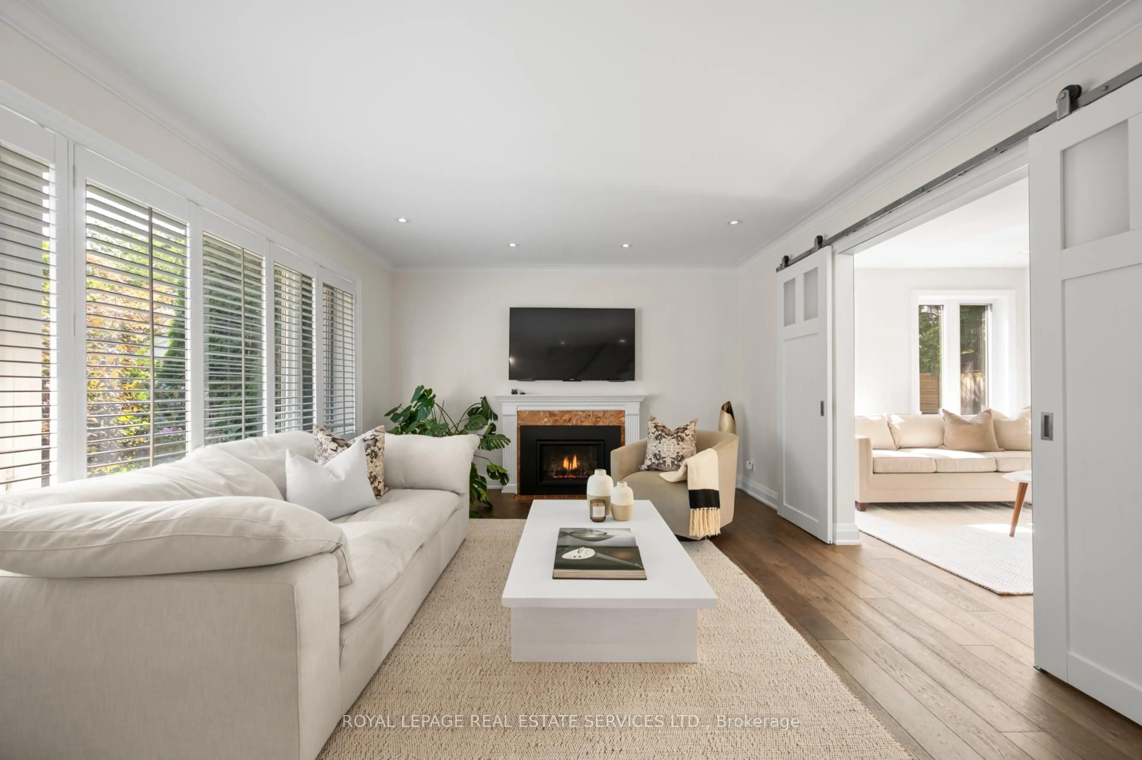 Living room with furniture, unknown for 70 Chestnut Hills Pkwy, Toronto Ontario M9A 3R2