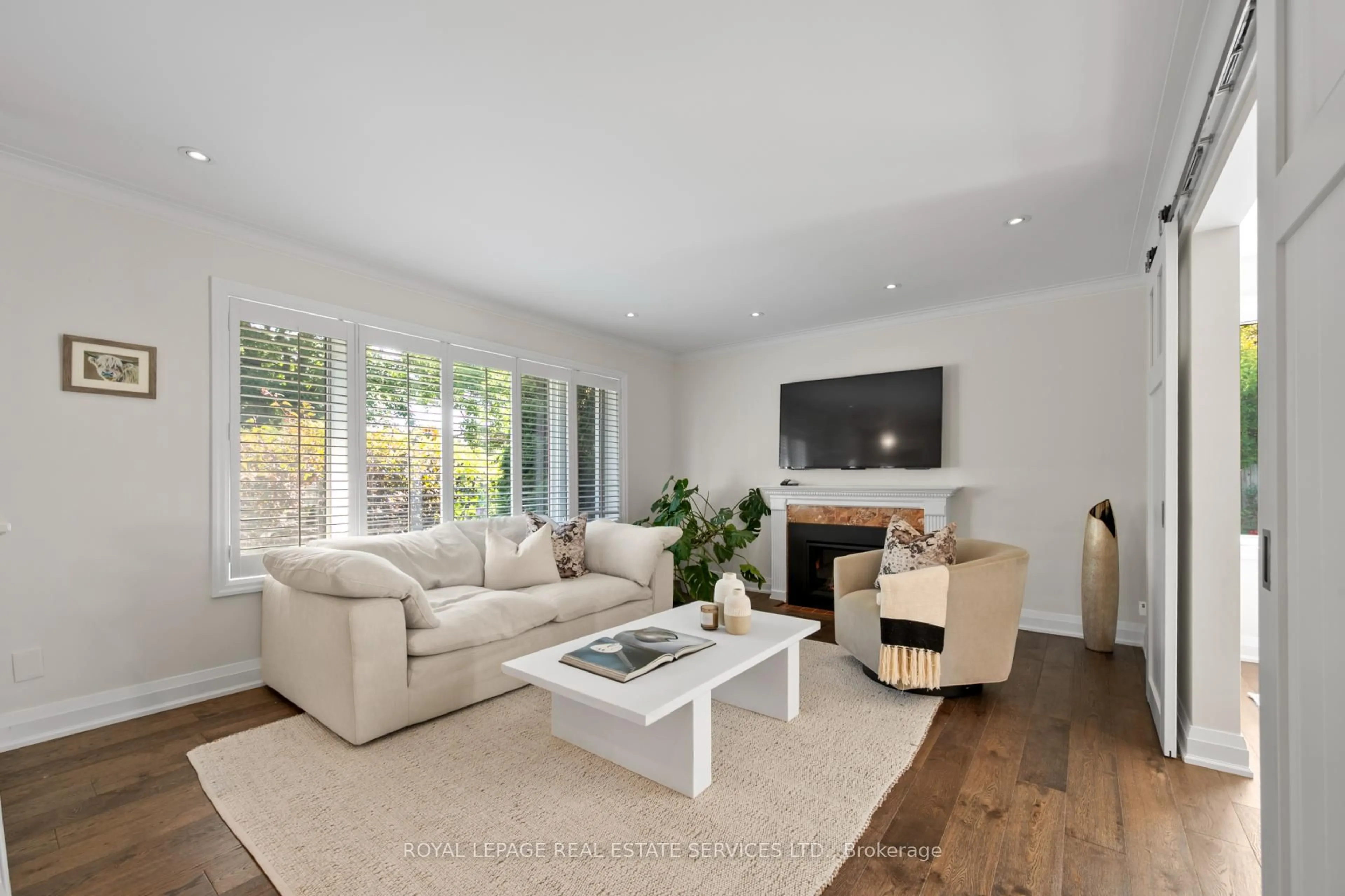 Living room with furniture, unknown for 70 Chestnut Hills Pkwy, Toronto Ontario M9A 3R2