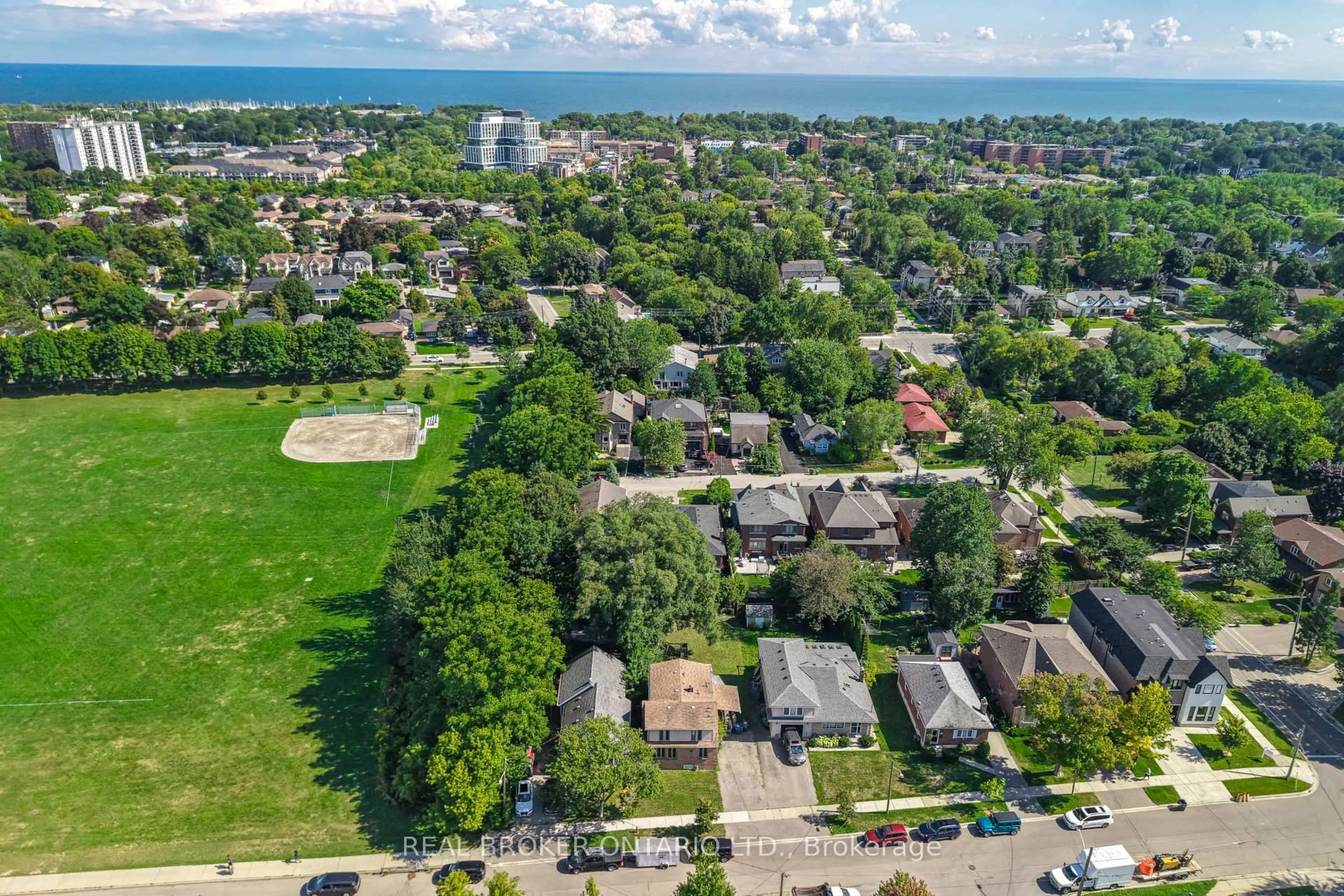A pic from outside/outdoor area/front of a property/back of a property/a pic from drone, street for 446 Orano Ave, Mississauga Ontario L5G 2B9
