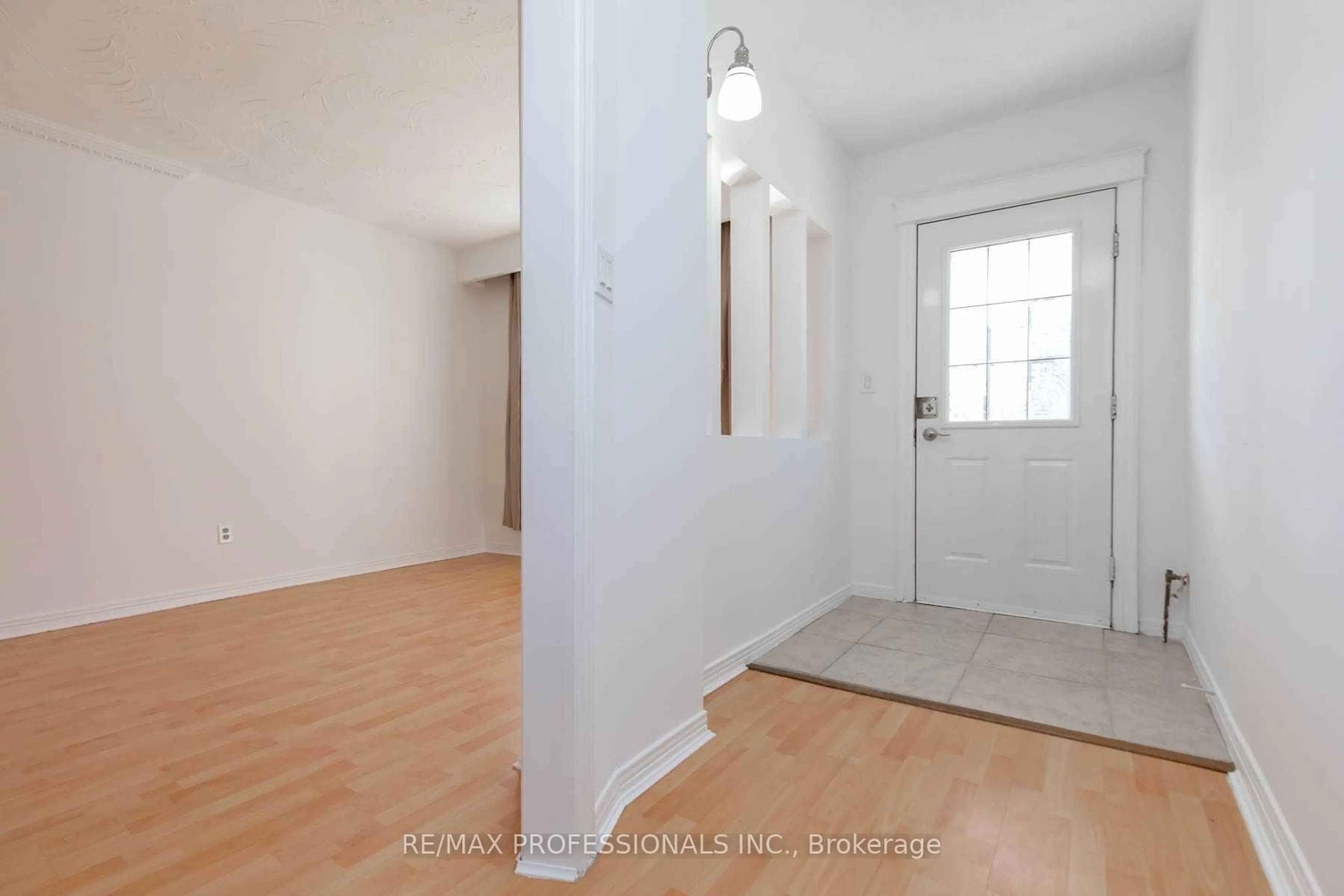 Indoor entryway for 5 Teston Blvd, Toronto Ontario M6N 4R9