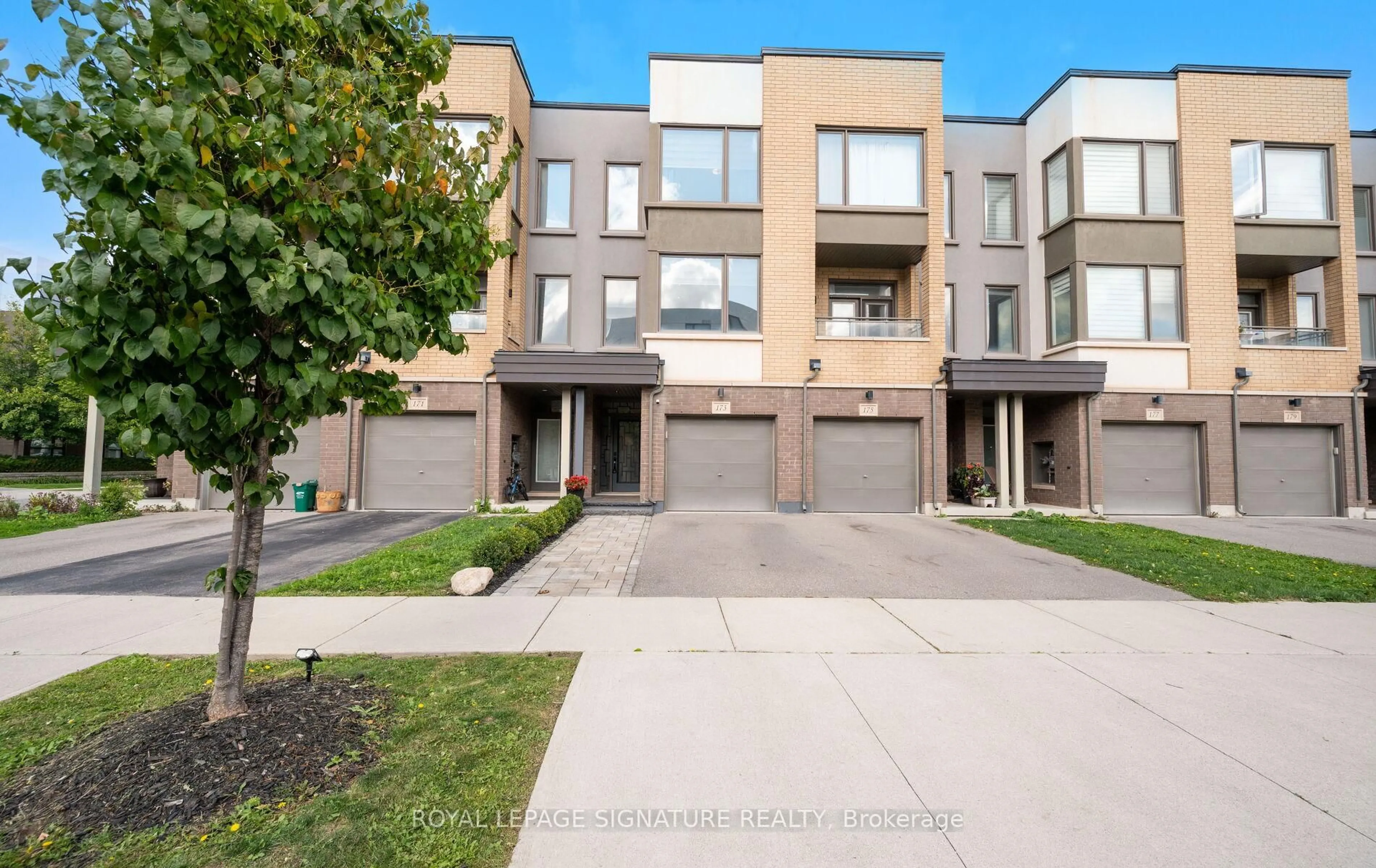 A pic from outside/outdoor area/front of a property/back of a property/a pic from drone, street for 173 Sabina Dr, Oakville Ontario L6H 0L4