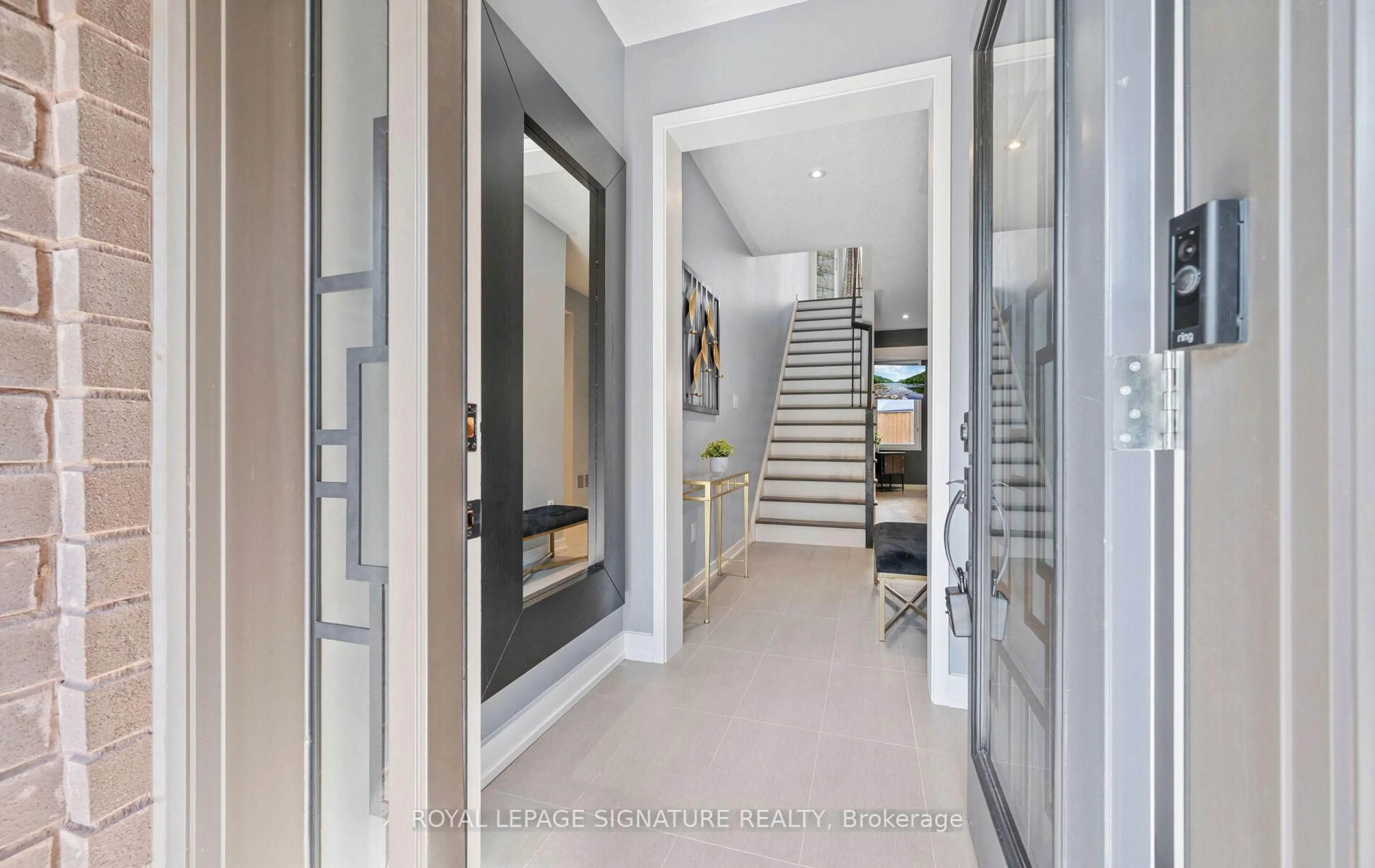 Indoor foyer for 173 Sabina Dr, Oakville Ontario L6H 0L4