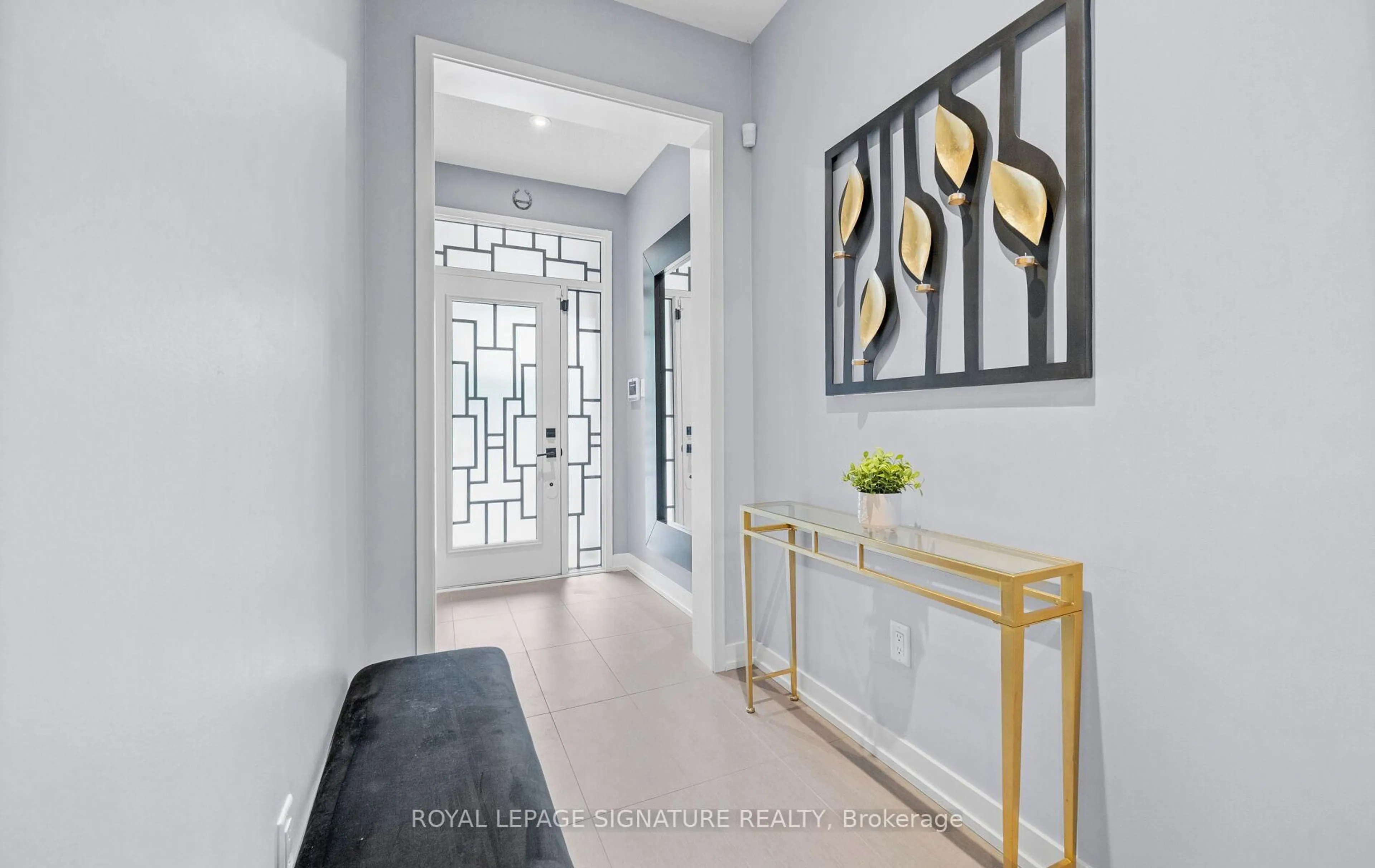 Indoor entryway for 173 Sabina Dr, Oakville Ontario L6H 0L4