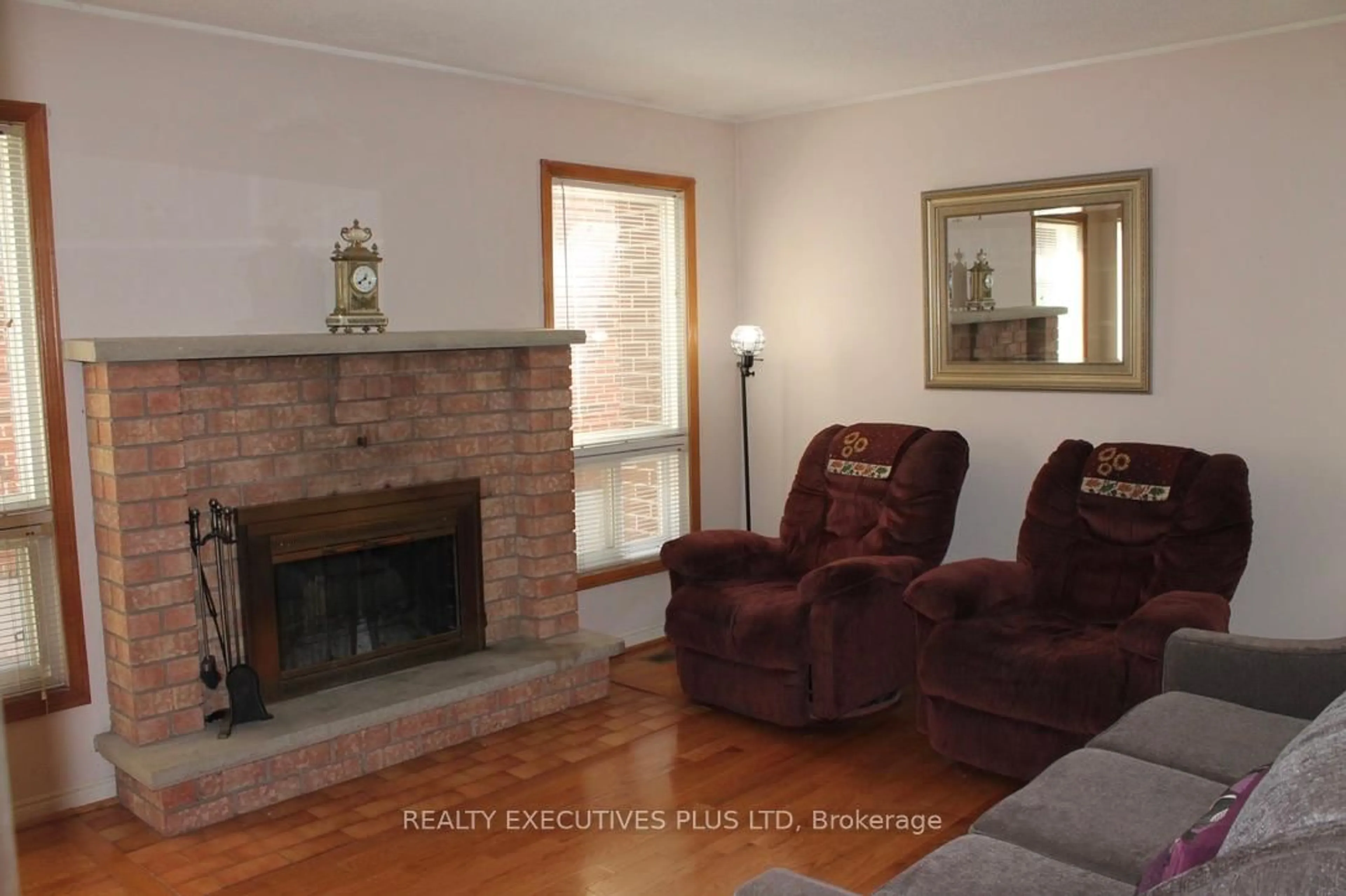 Living room with furniture, unknown for 1122 Highgate Pl, Mississauga Ontario L4W 3H4