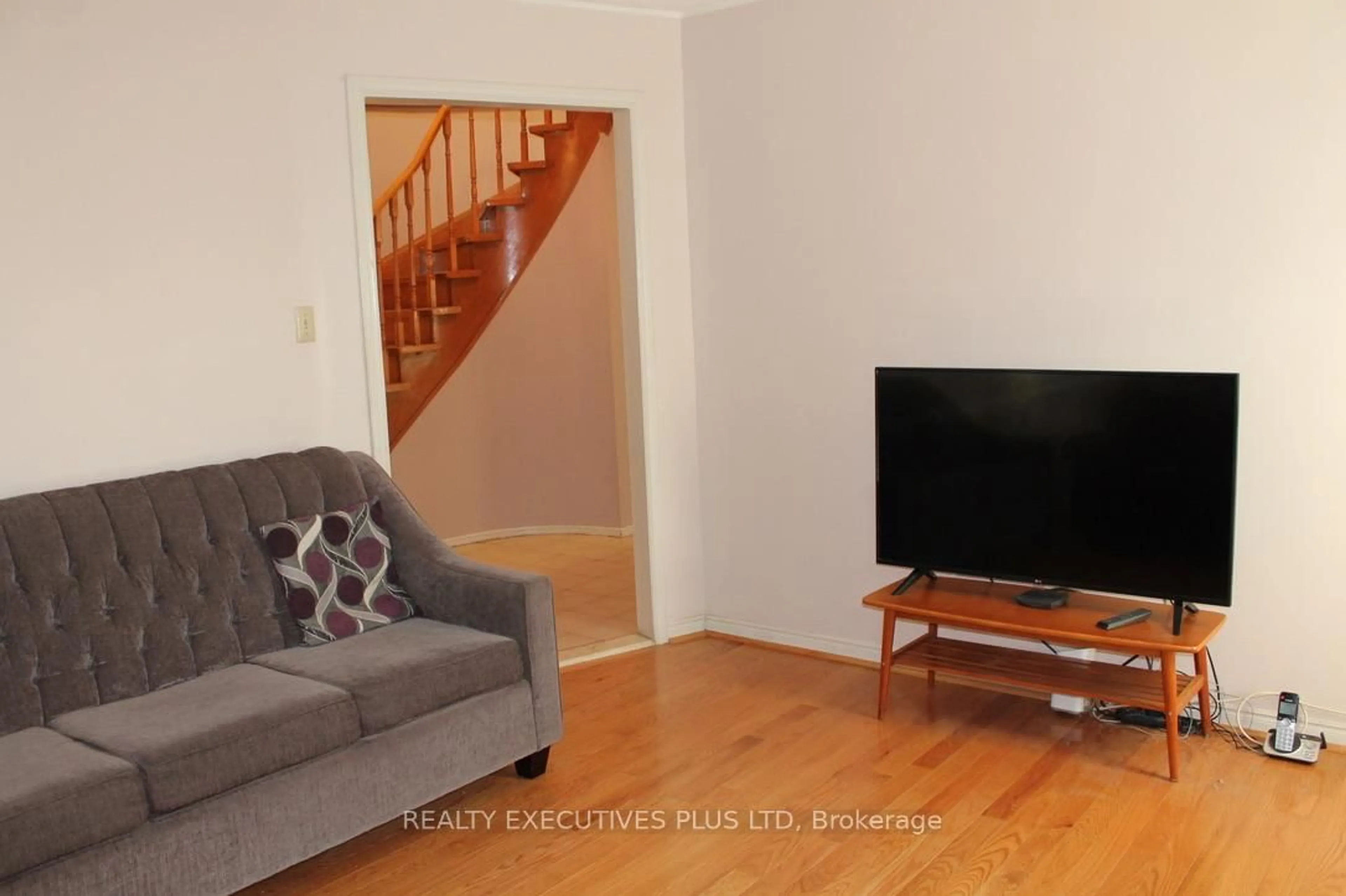 Living room with furniture, wood/laminate floor for 1122 Highgate Pl, Mississauga Ontario L4W 3H4