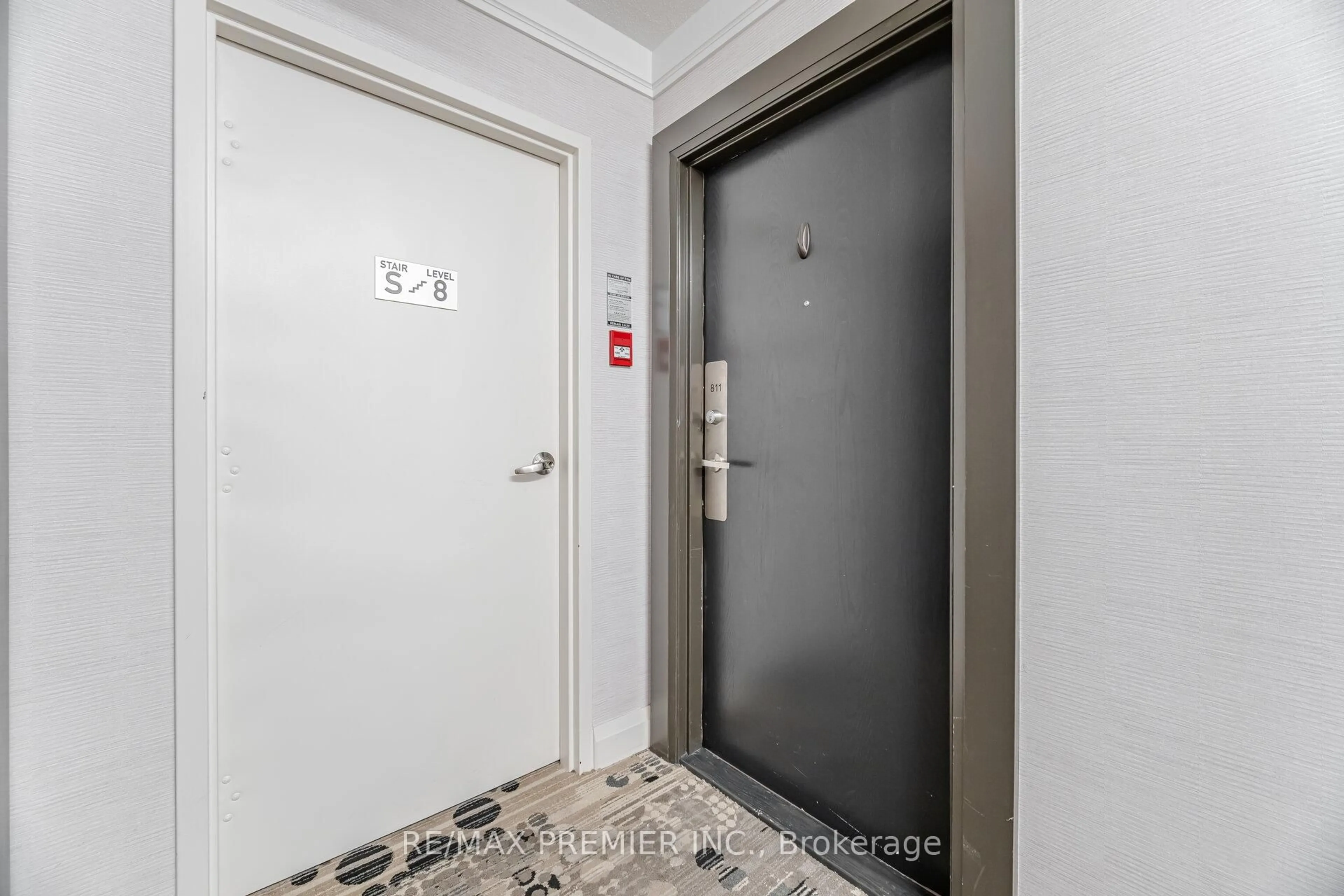 Indoor entryway for 25 Four Winds Dr #811, Toronto Ontario M3J 1K8