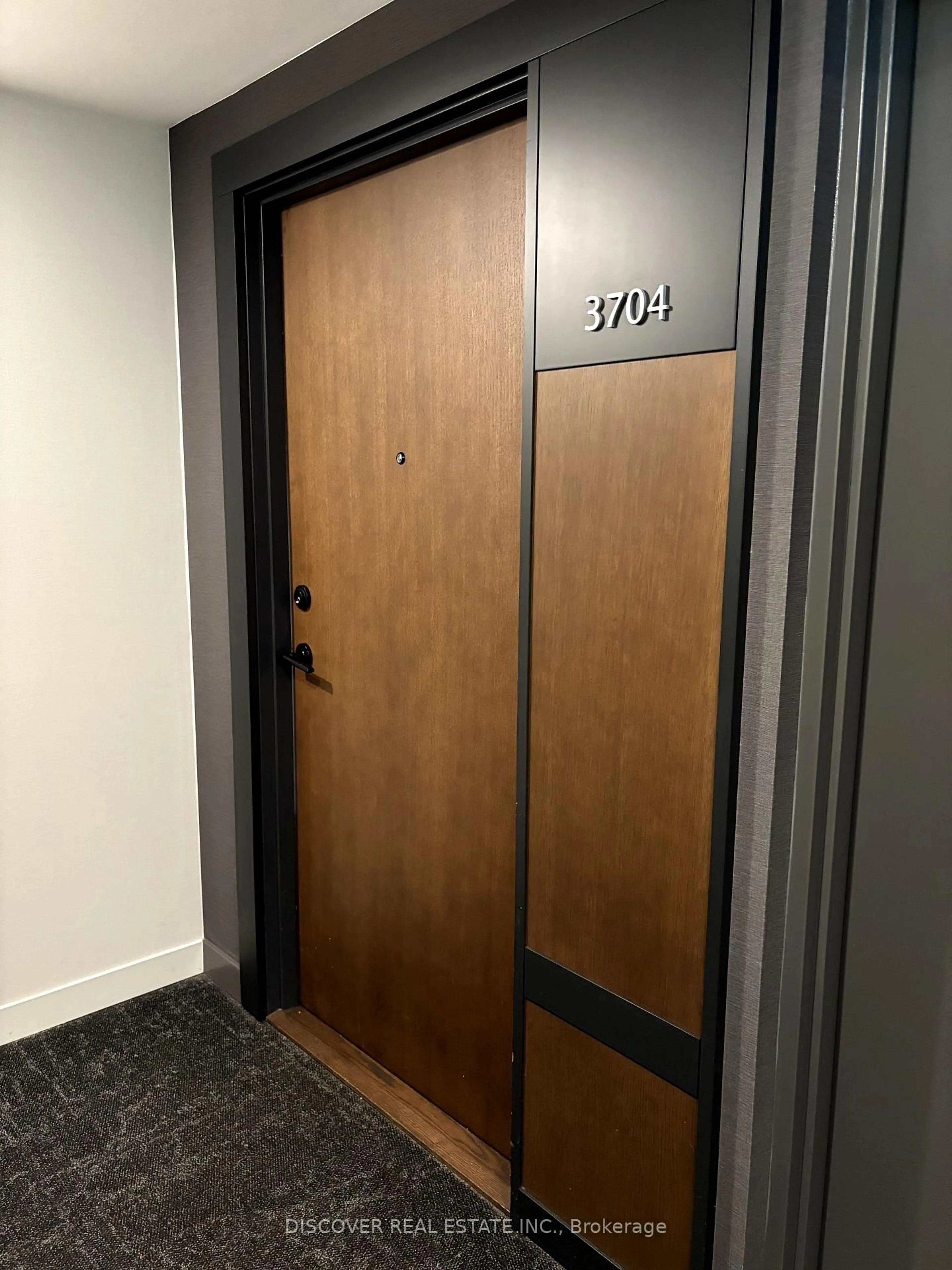 Indoor foyer for 4065 Confederation Pkwy #3704, Mississauga Ontario L5B 0L4