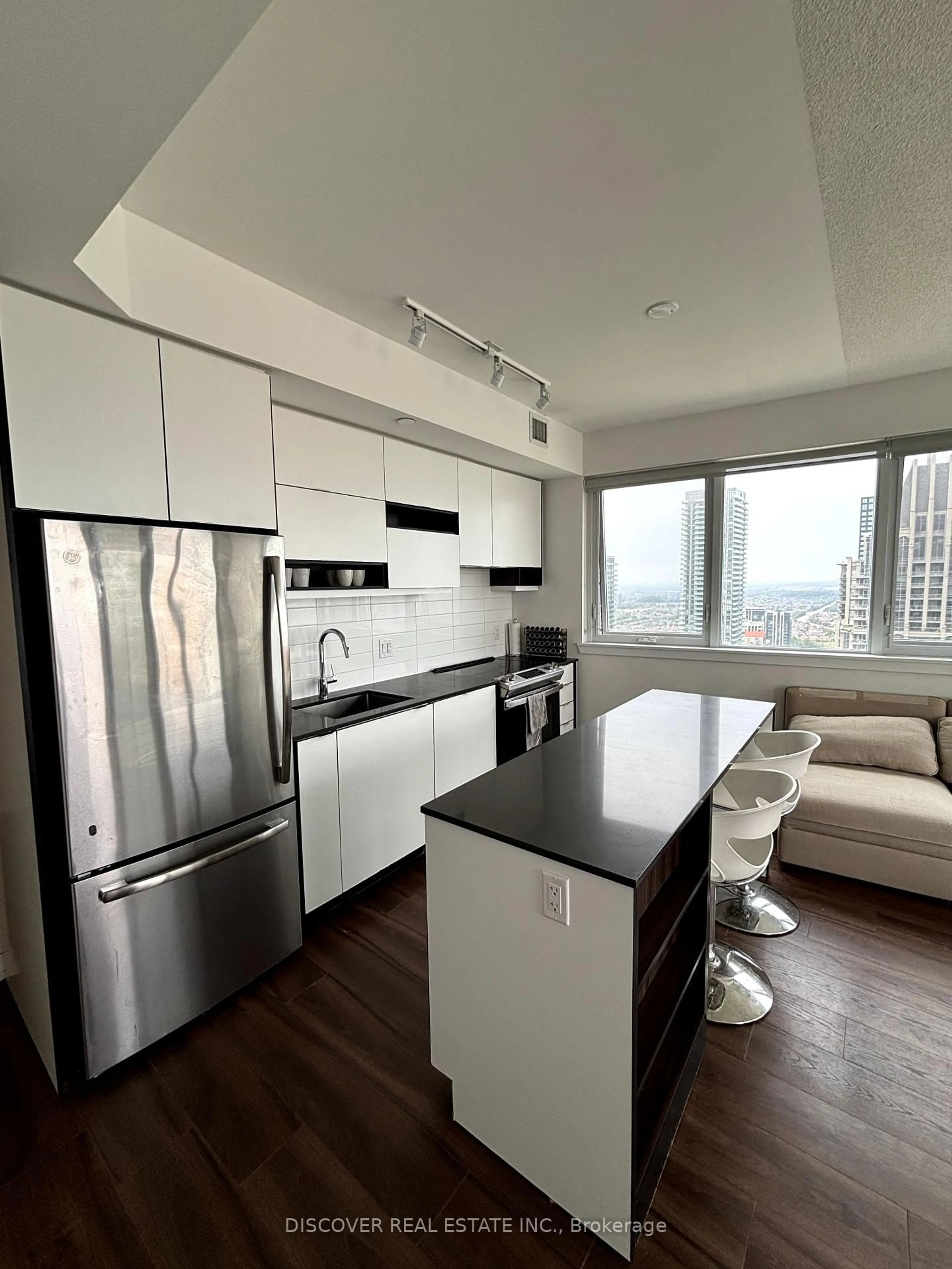 Unknown for 4065 Confederation Pkwy #3704, Mississauga Ontario L5B 0L4