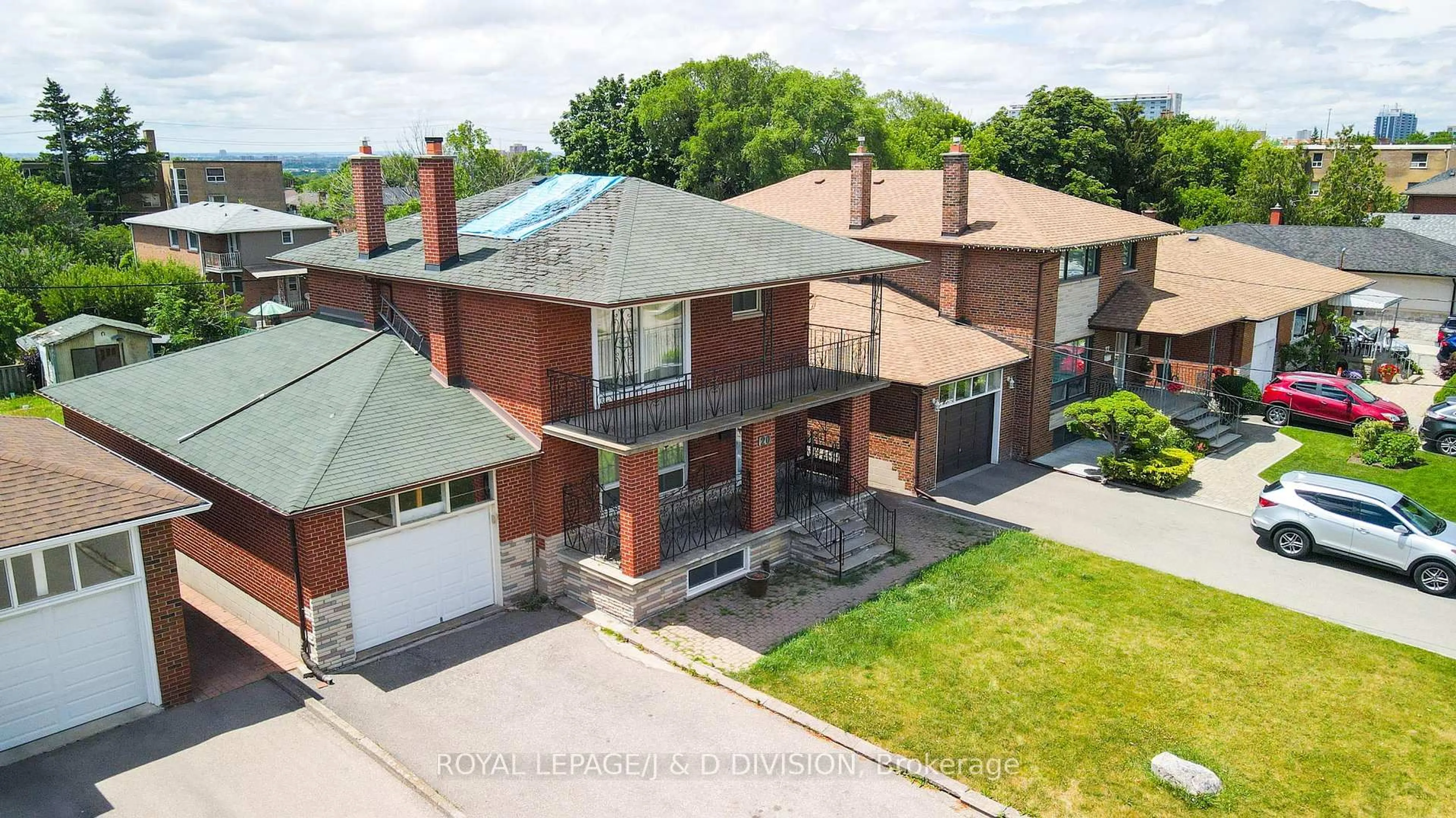 A pic from outside/outdoor area/front of a property/back of a property/a pic from drone, building for 20 Macleod St, Toronto Ontario M6L 2M6