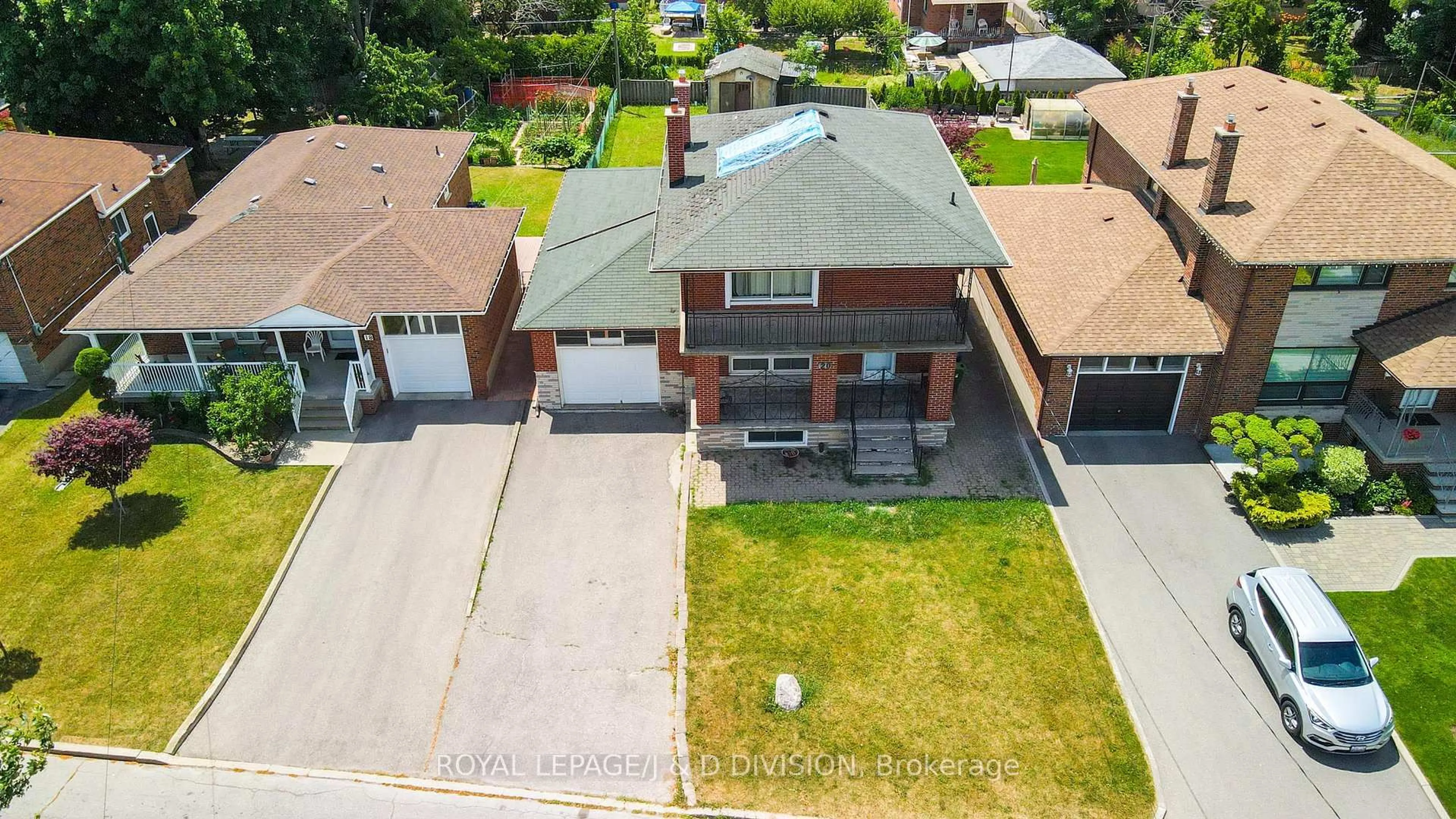 A pic from outside/outdoor area/front of a property/back of a property/a pic from drone, street for 20 Macleod St, Toronto Ontario M6L 2M6