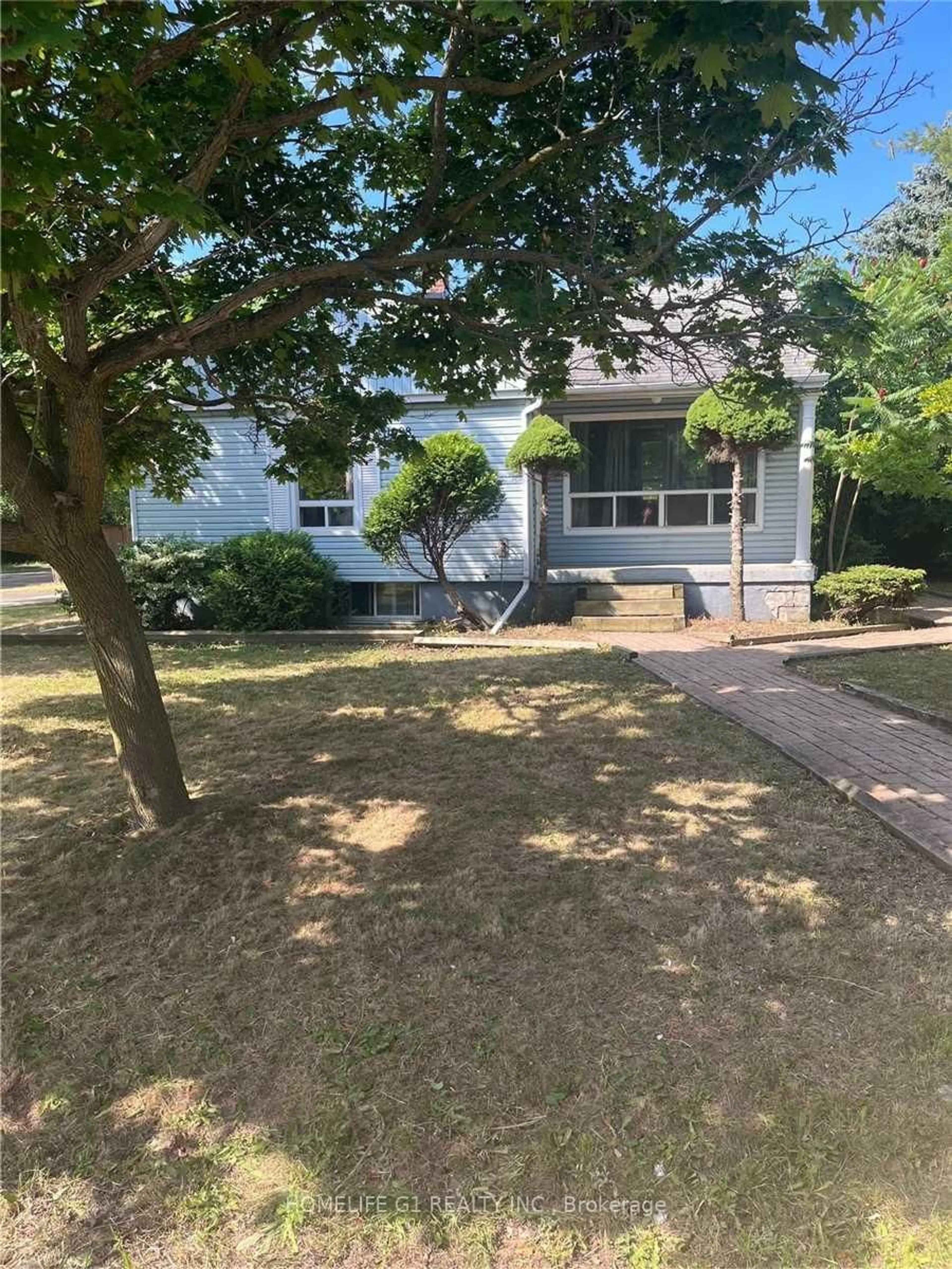 A pic from outside/outdoor area/front of a property/back of a property/a pic from drone, street for 1098 Kent Ave, Oakville Ontario L6H 1Z8
