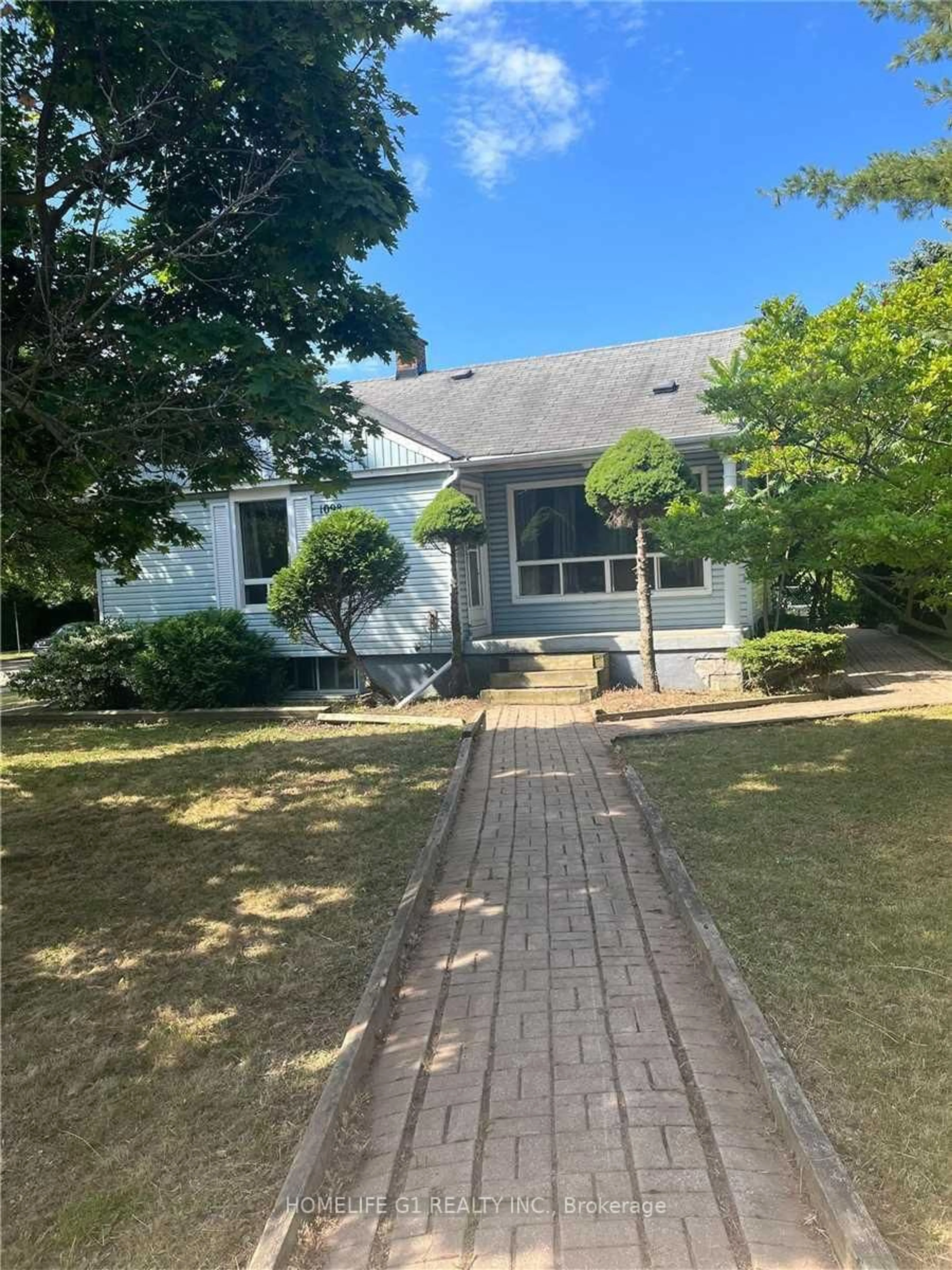 A pic from outside/outdoor area/front of a property/back of a property/a pic from drone, street for 1098 Kent Ave, Oakville Ontario L6H 1Z8