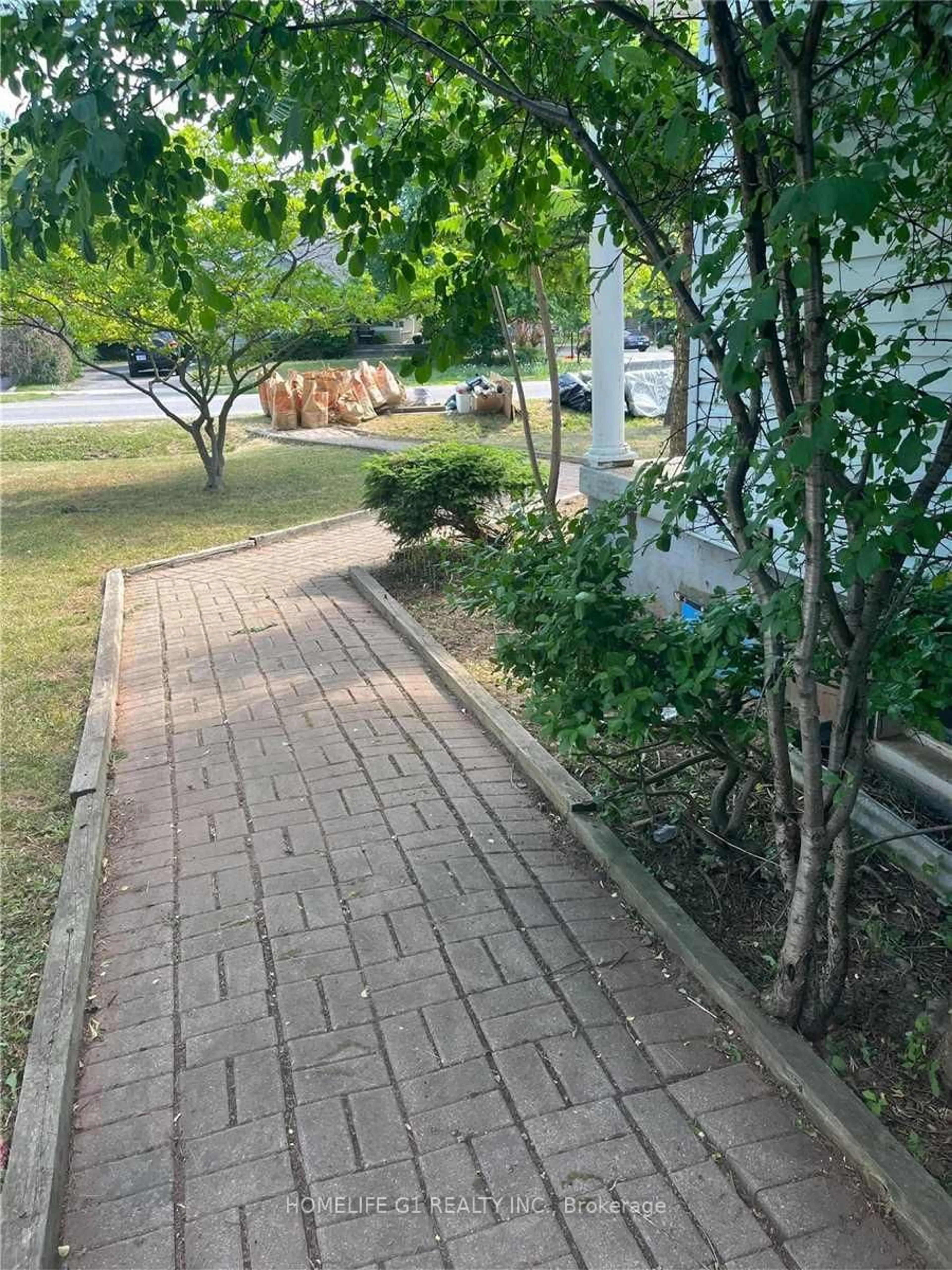 Patio, street for 1098 Kent Ave, Oakville Ontario L6H 1Z8