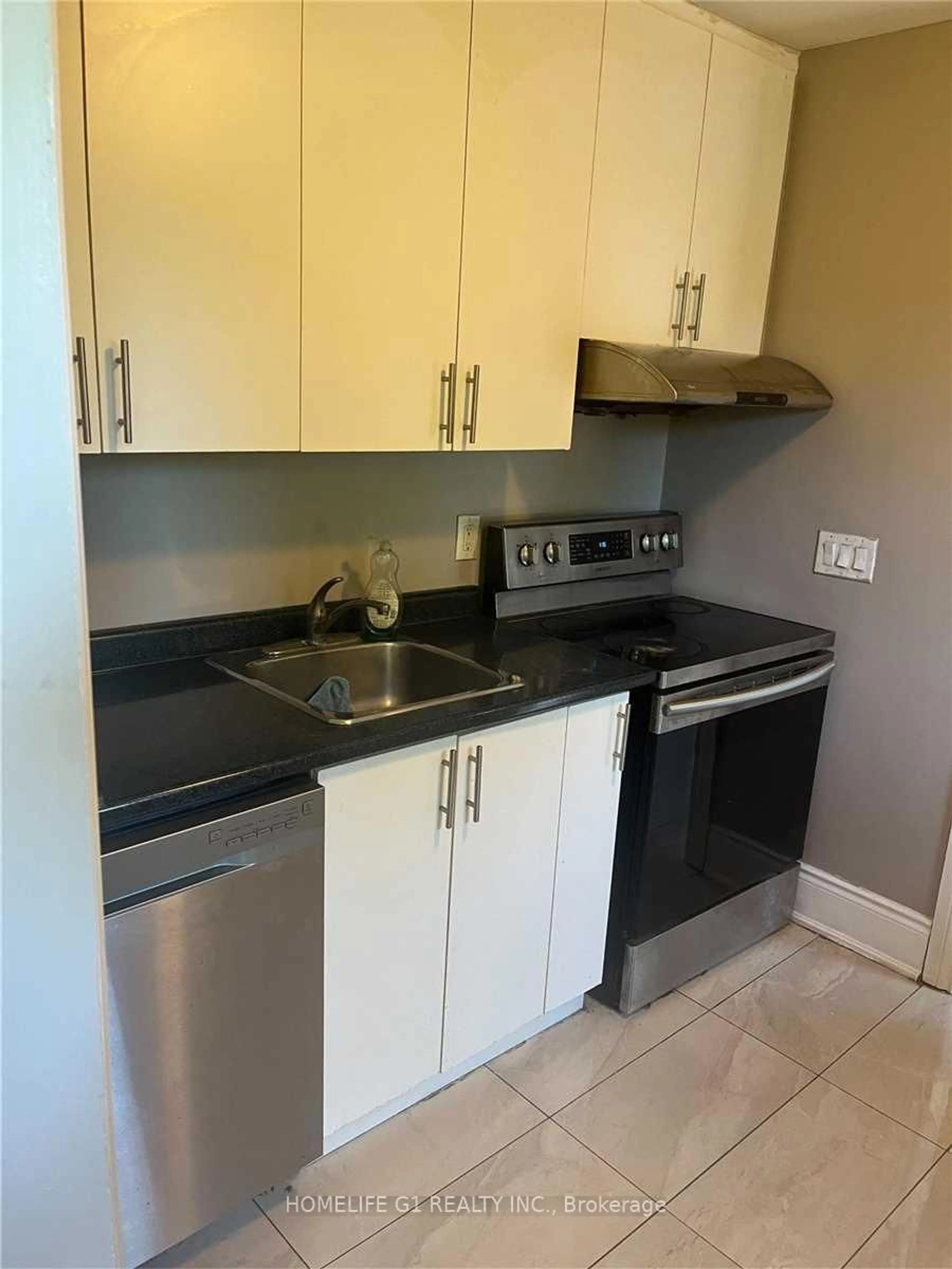 Standard kitchen, ceramic/tile floor for 1098 Kent Ave, Oakville Ontario L6H 1Z8