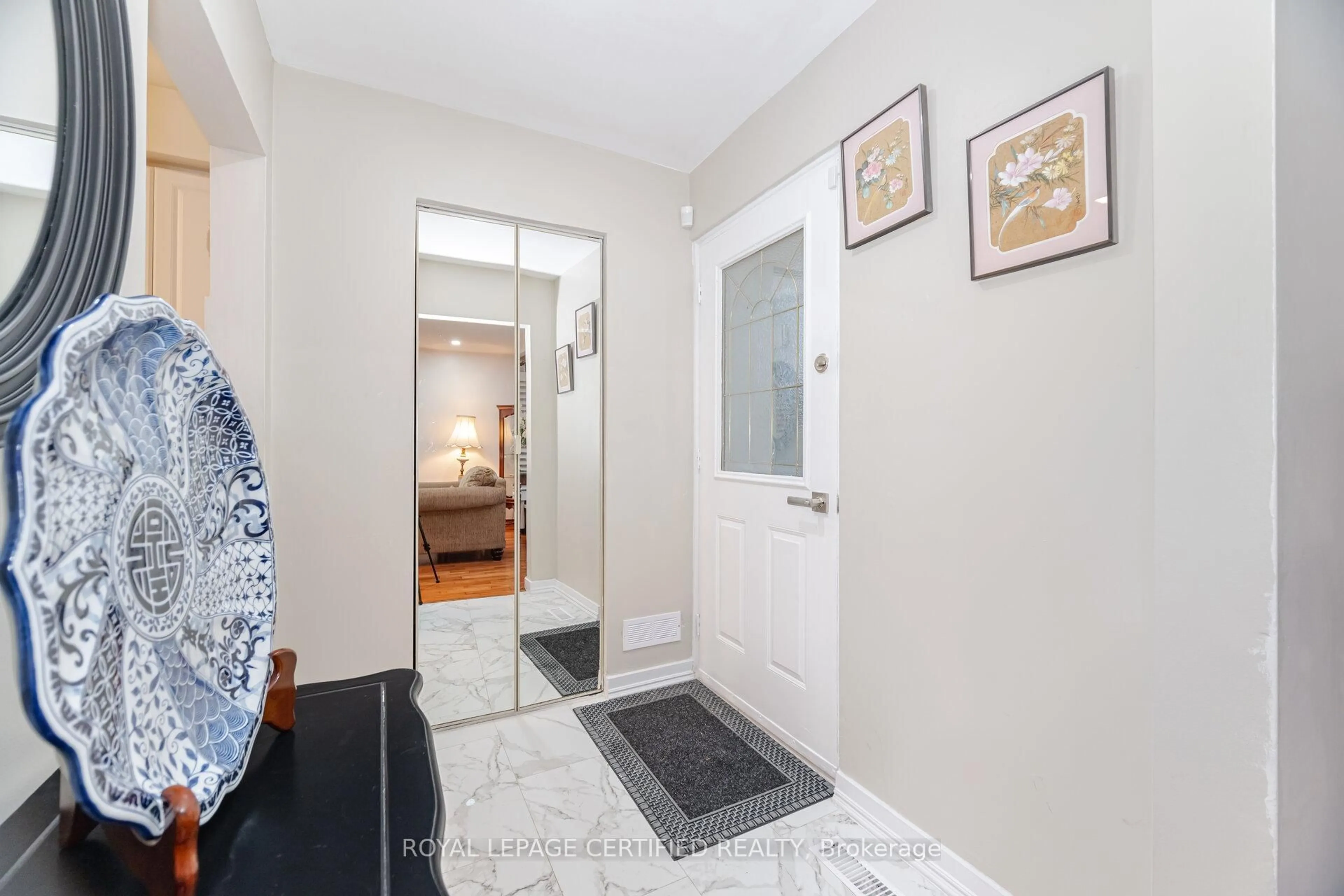Indoor entryway for 542 Lana Terr, Mississauga Ontario L5A 3B3